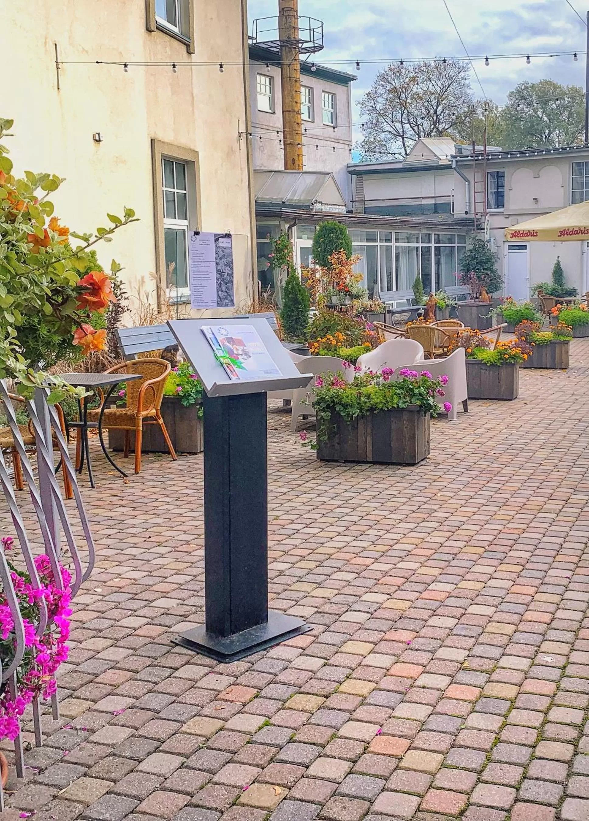 Restaurant/places to eat in NB Hotel with Free Parking