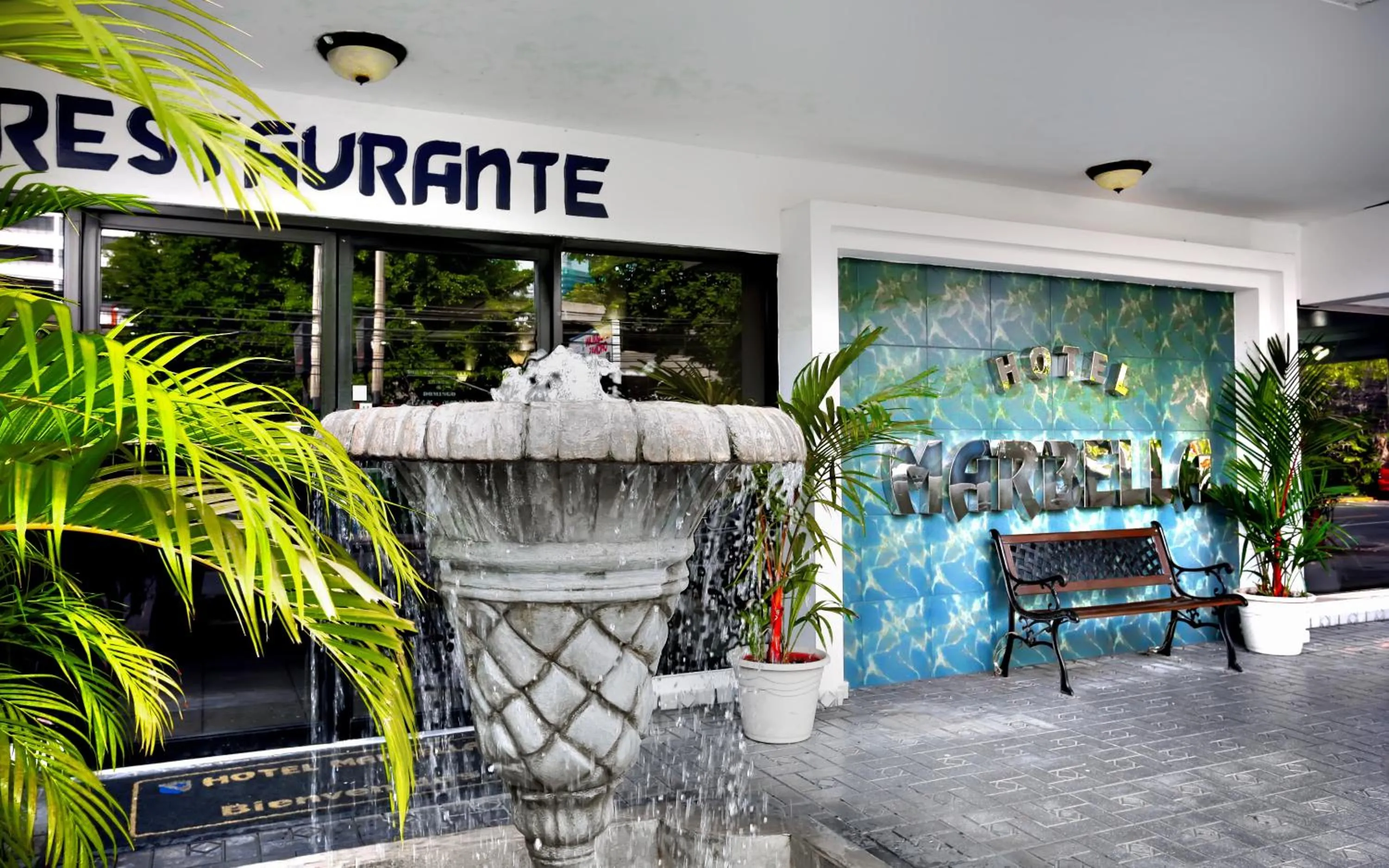 Restaurant/places to eat in Hotel Marbella