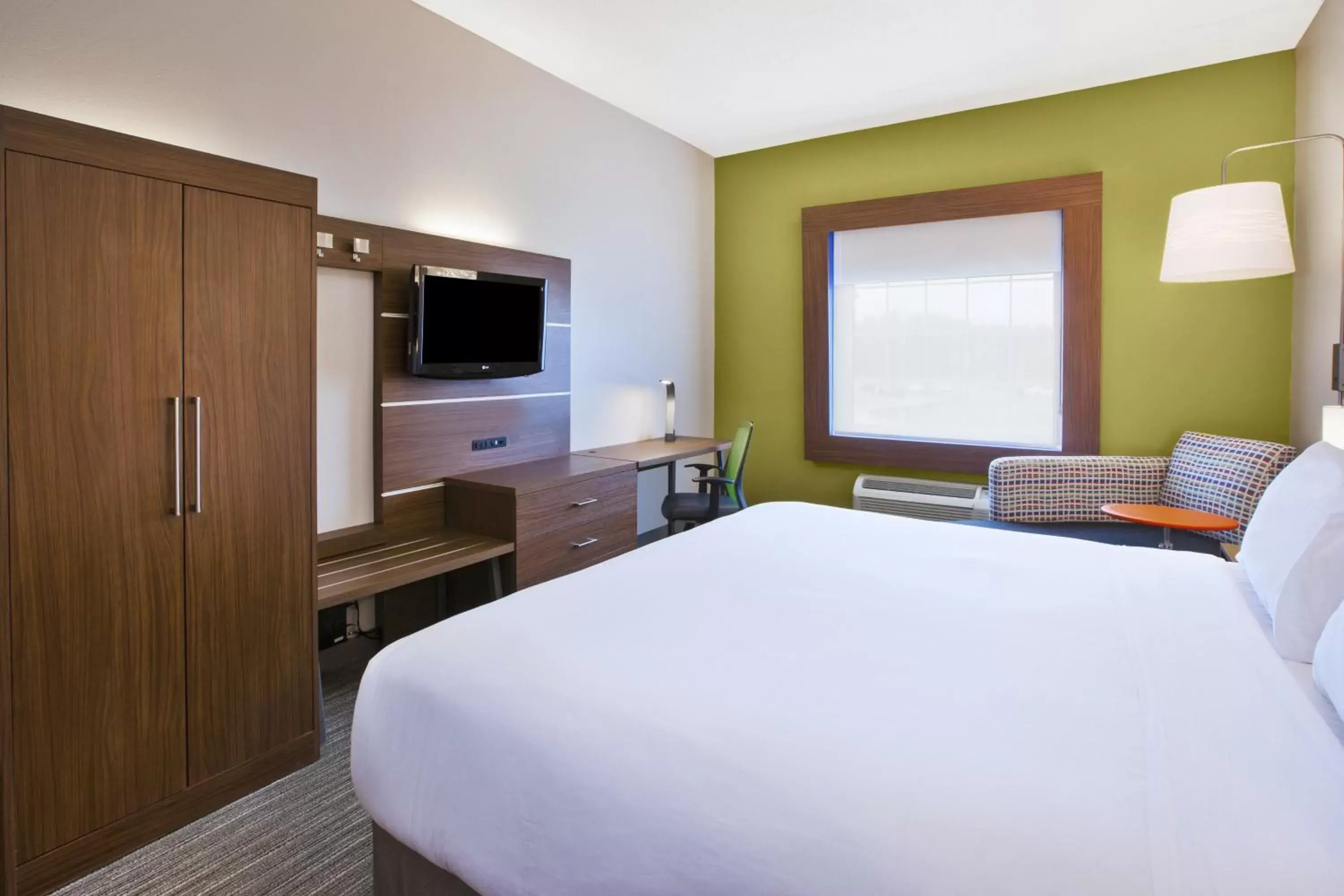Photo of the whole room, Bed in Holiday Inn Express Hotel & Suites Manchester Conference Center, an IHG Hotel