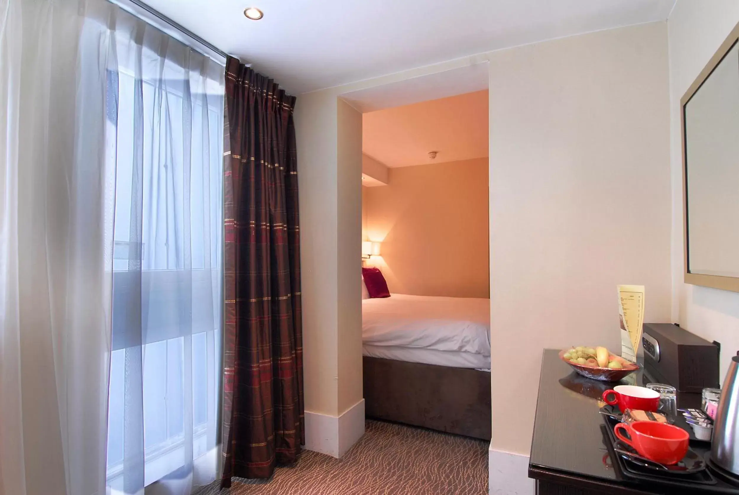 Coffee/tea facilities, Bed in Grand Royale London Hyde Park