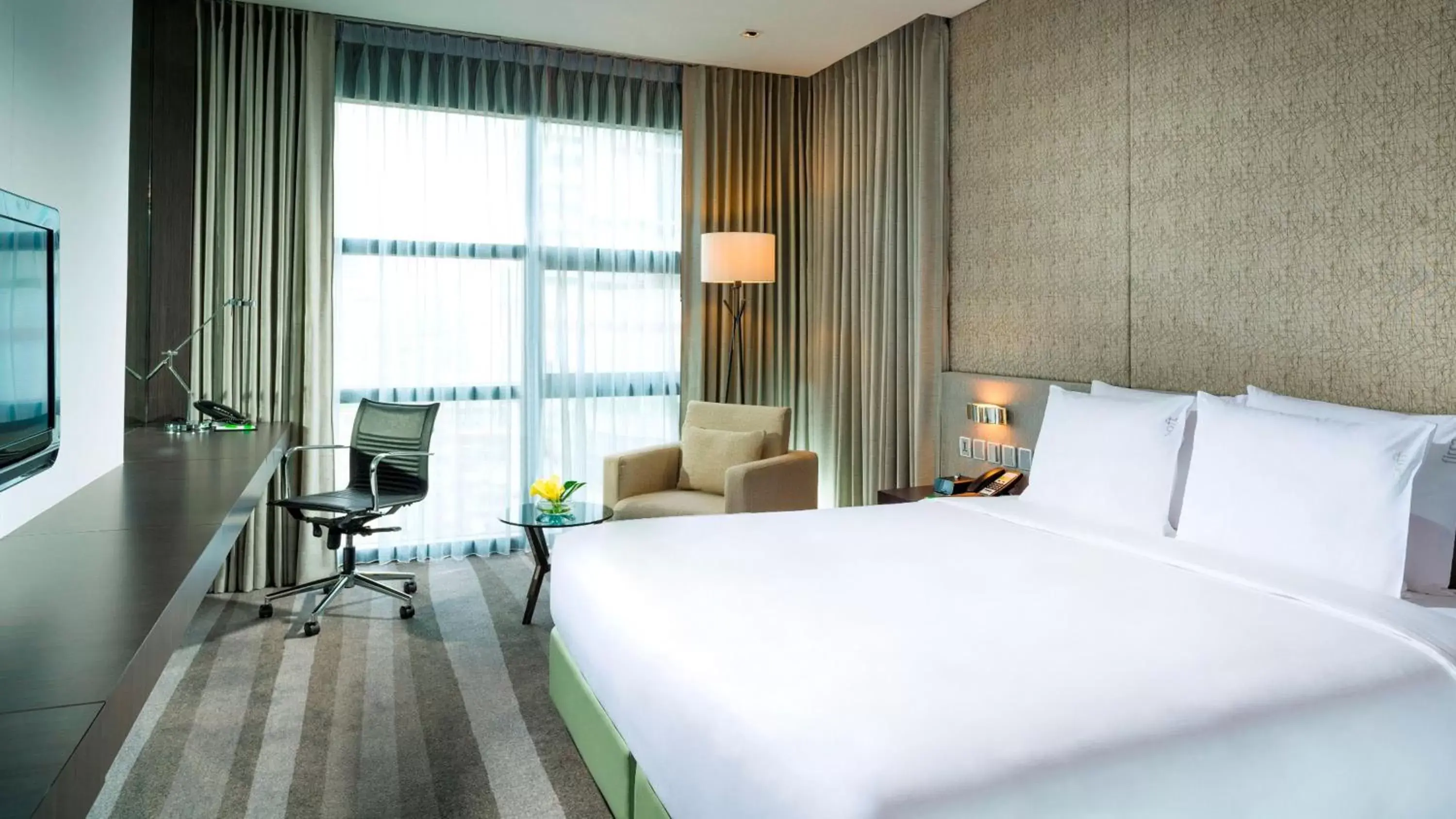 Photo of the whole room, Bed in Holiday Inn Bangkok Sukhumvit, an IHG Hotel
