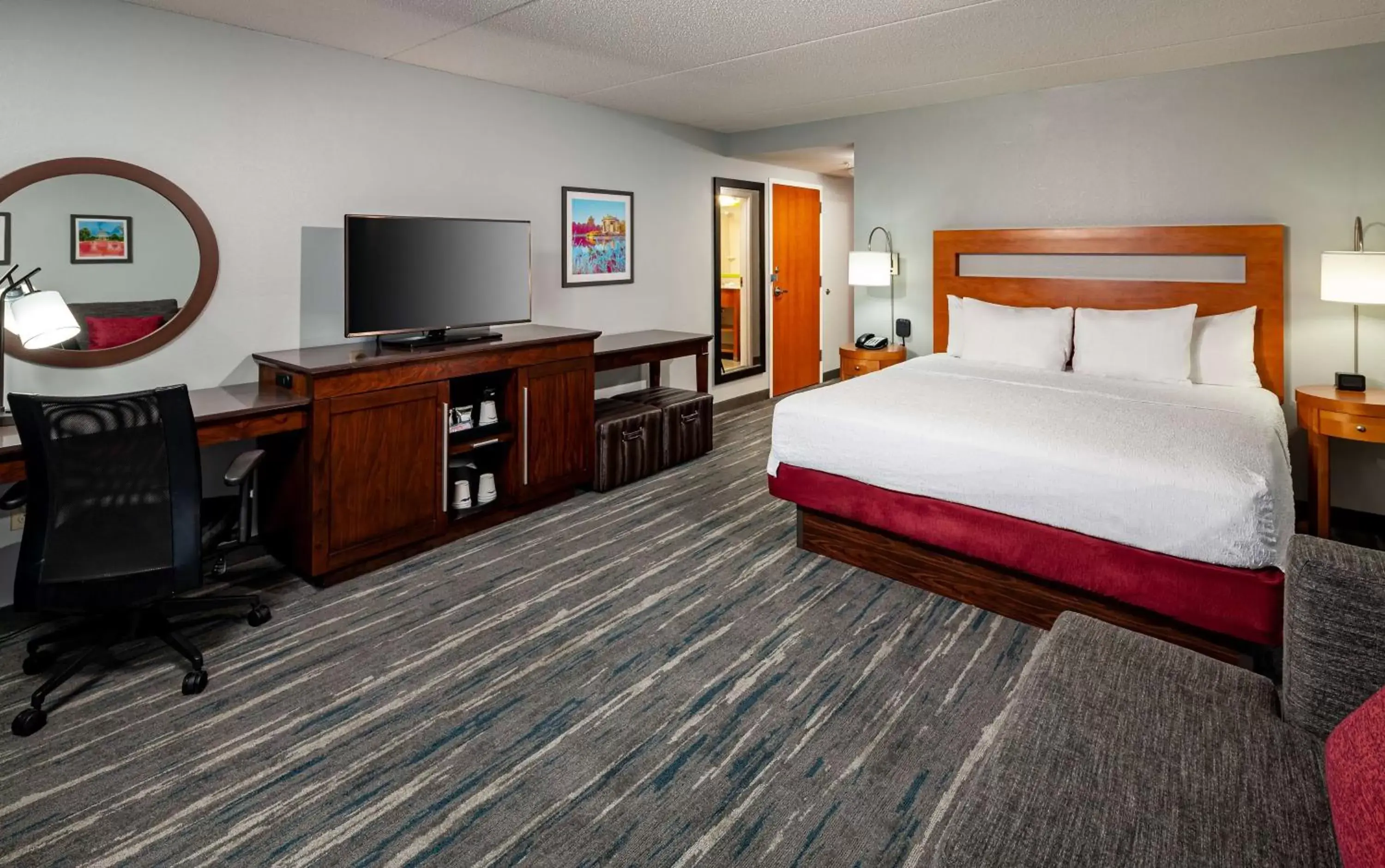Bedroom in Hampton Inn & Suites St. Louis at Forest Park