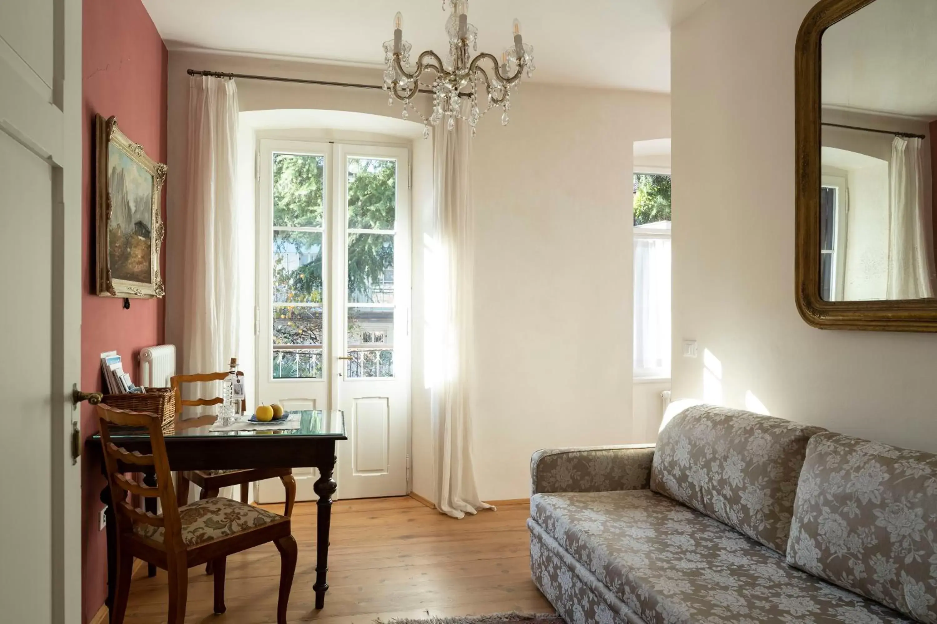 Photo of the whole room, Seating Area in Villa Bergmann Suites Meran