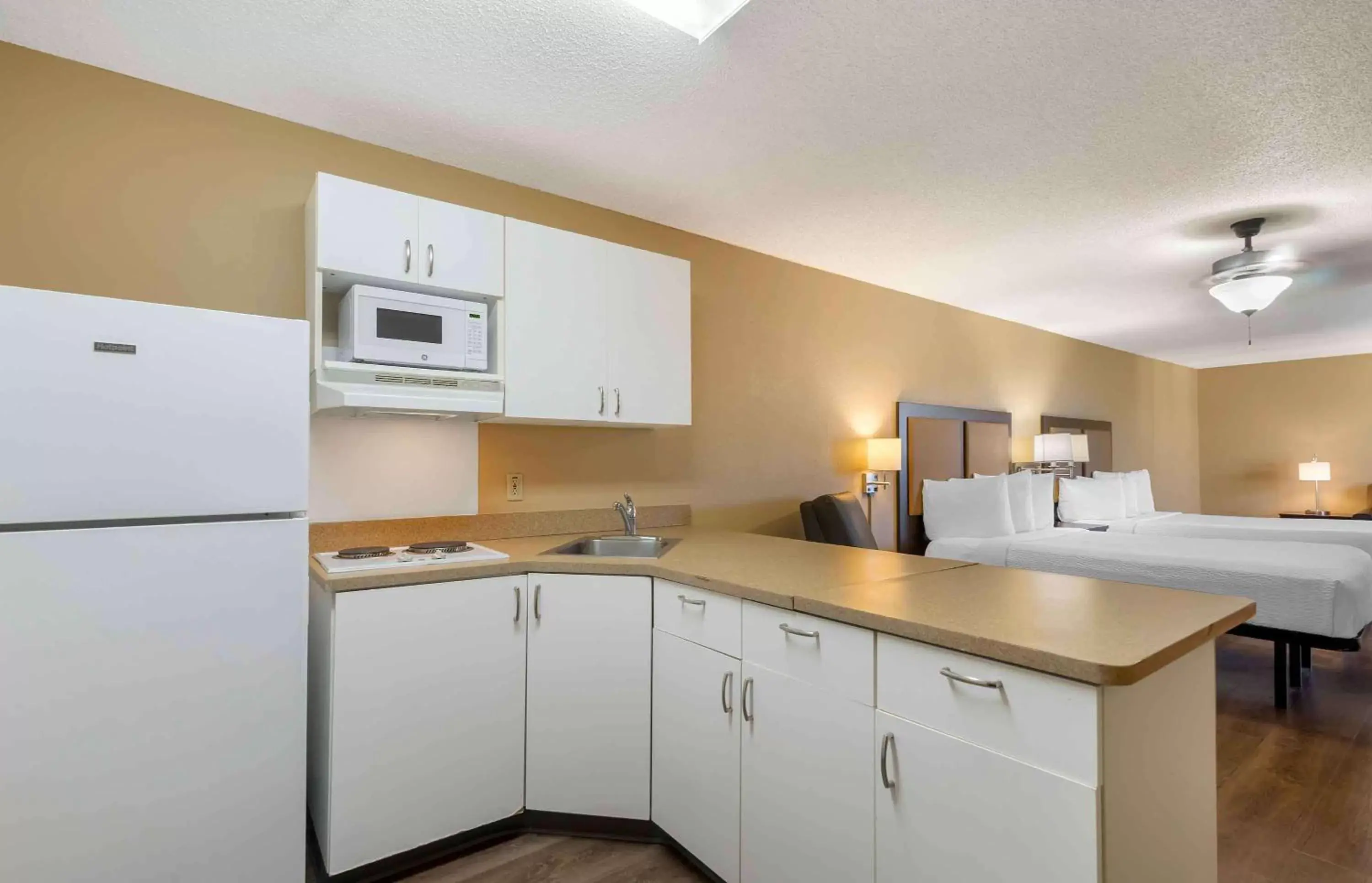 Bedroom, Kitchen/Kitchenette in Extended Stay America Suites - St Petersburg - Clearwater - Executive Dr