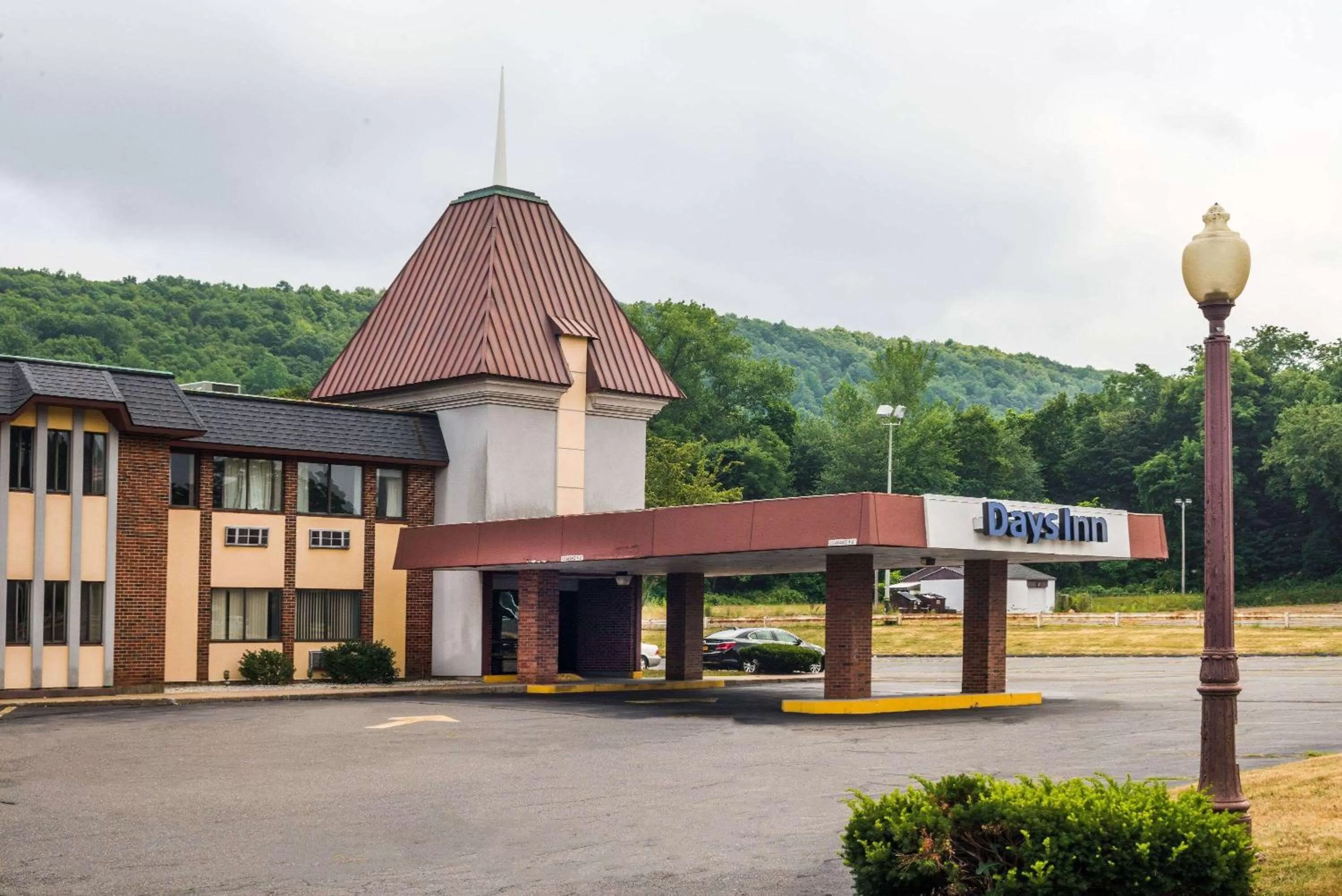 Property building in Days Inn by Wyndham Berlin Meriden