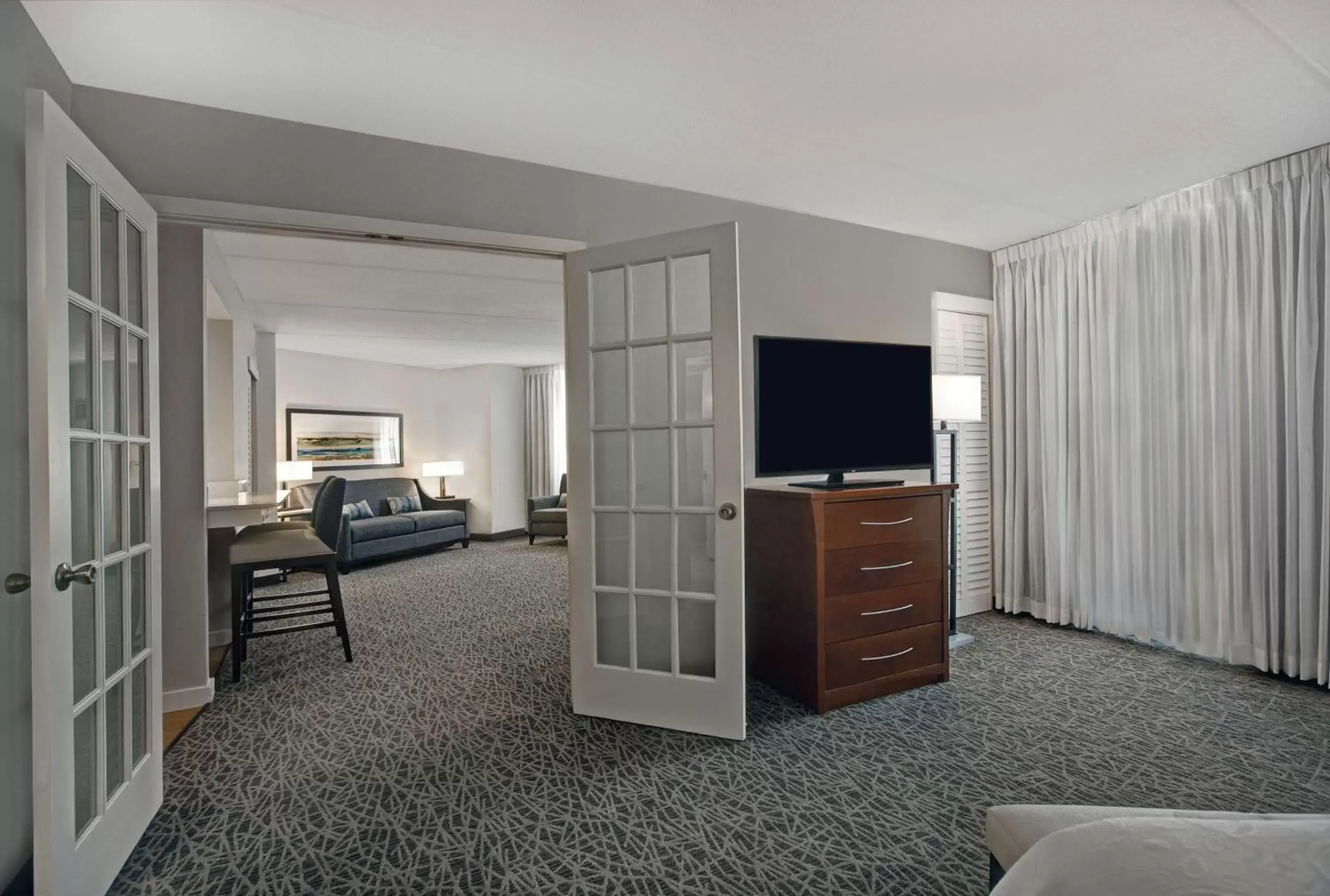 Bedroom, TV/Entertainment Center in Homewood Suites by Hilton Chicago-Lincolnshire