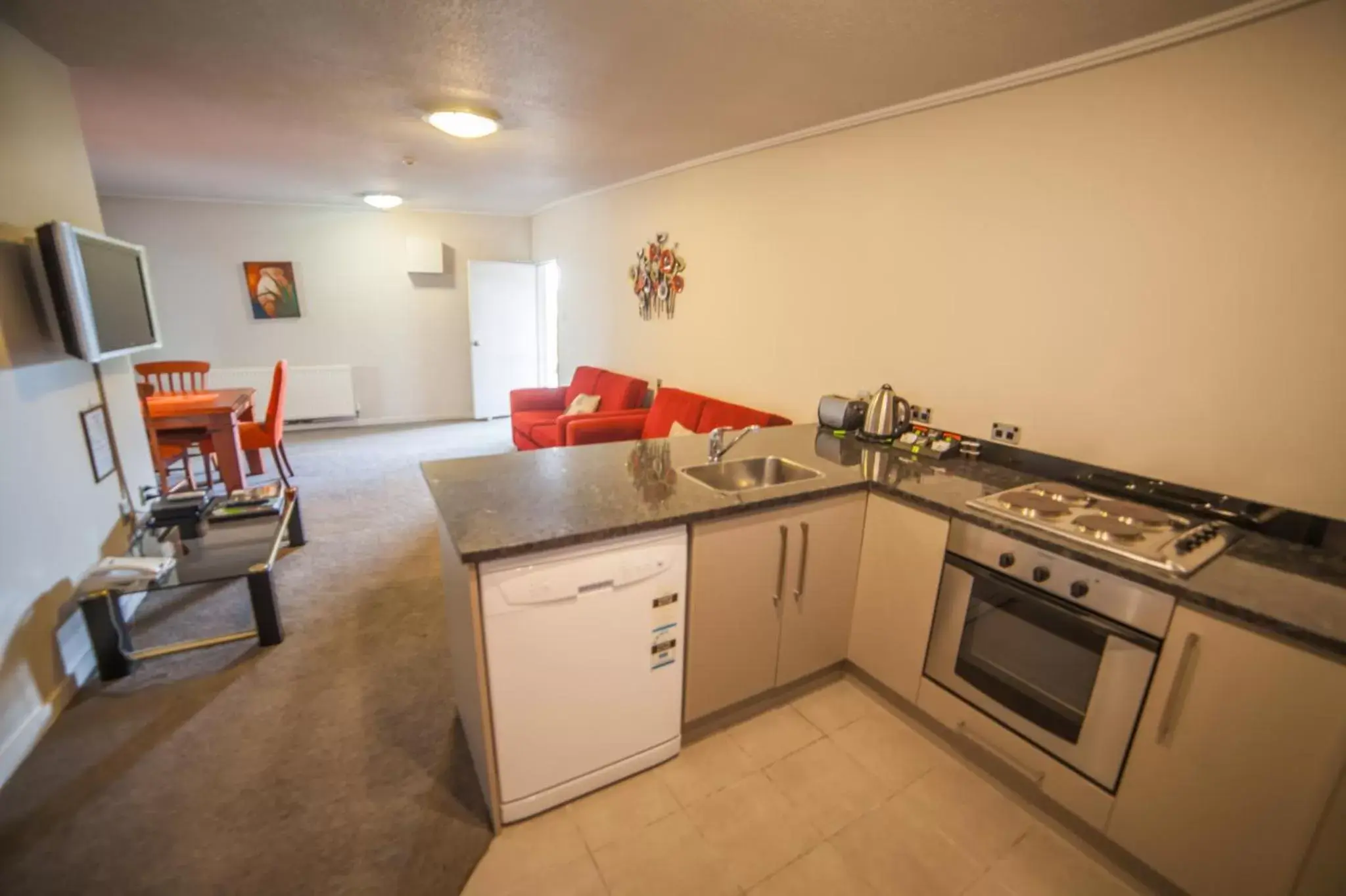 Photo of the whole room, Kitchen/Kitchenette in City Central Motel Apartments