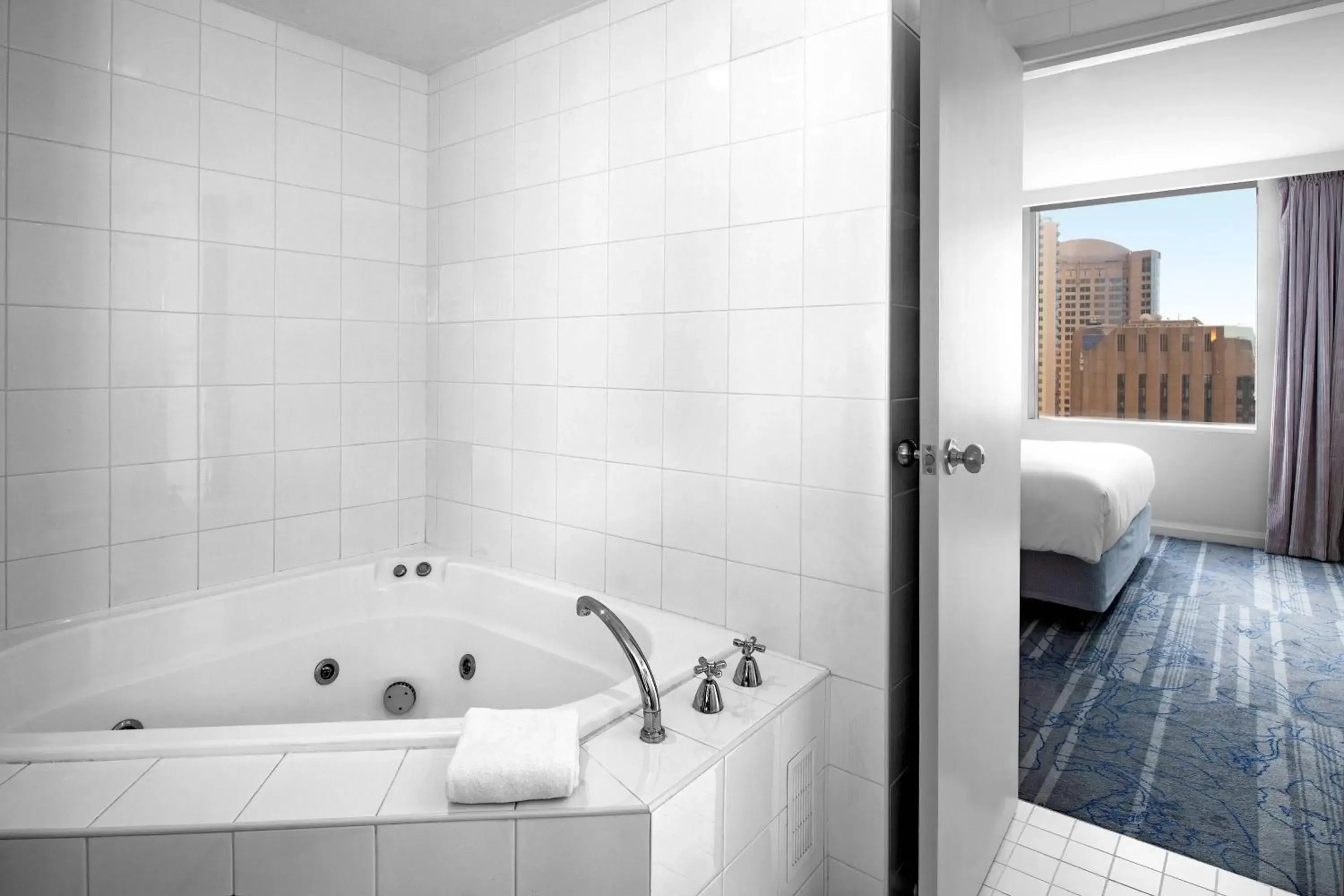 Bathroom in Sydney Harbour Marriott Hotel at Circular Quay