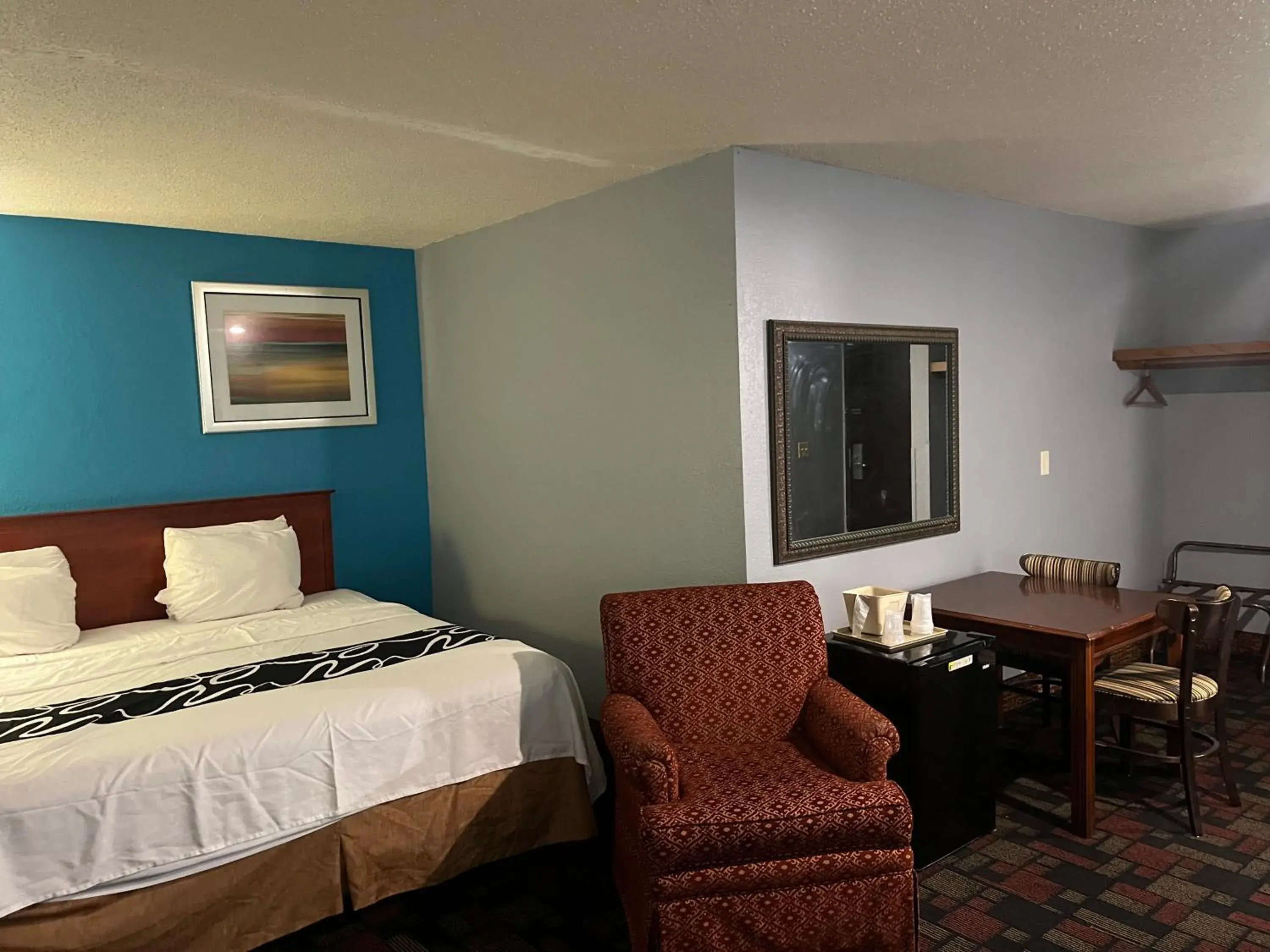 Seating area, Bed in Rodeway Inn