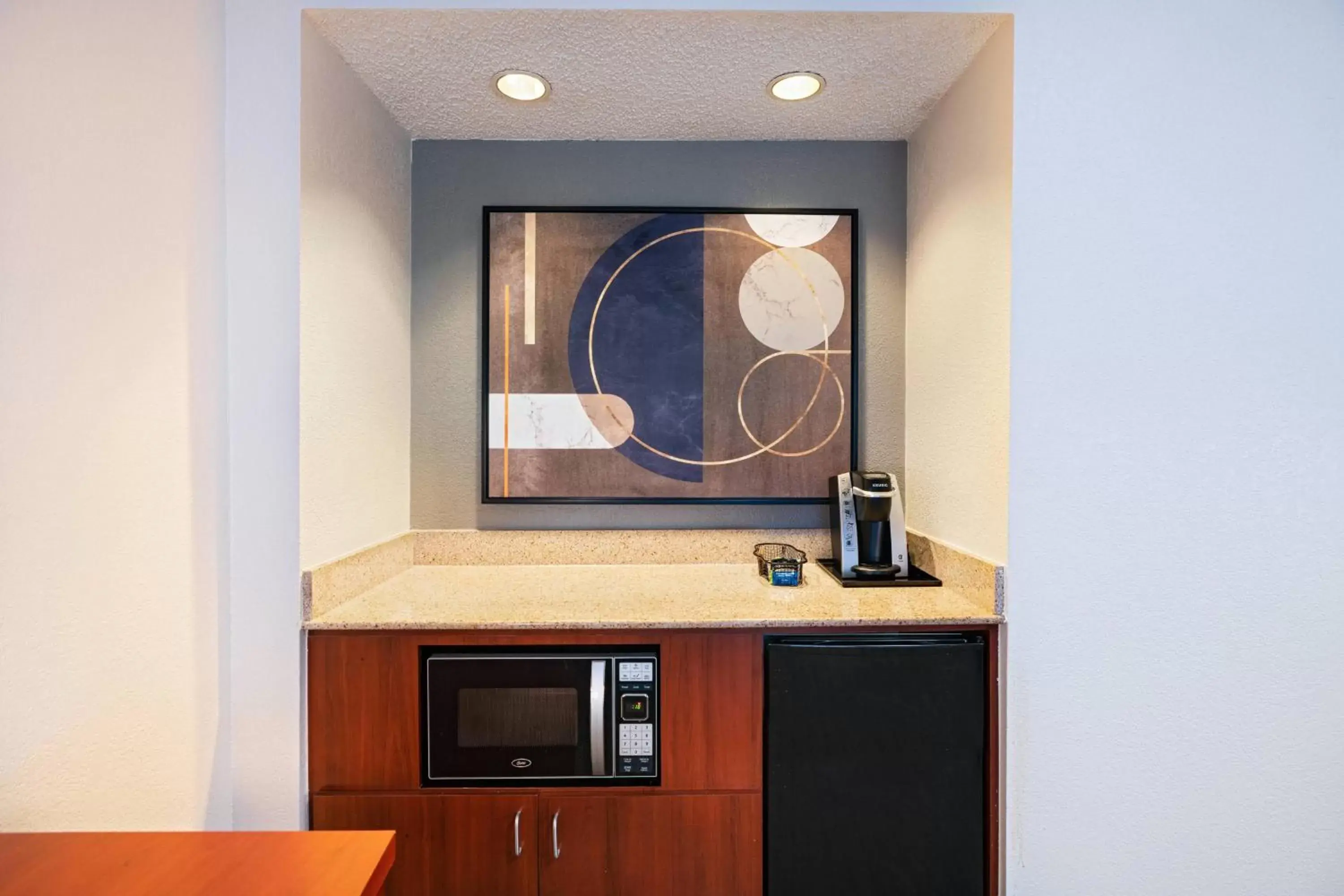 Bedroom, Kitchen/Kitchenette in Courtyard by Marriott San Antonio Medical Center