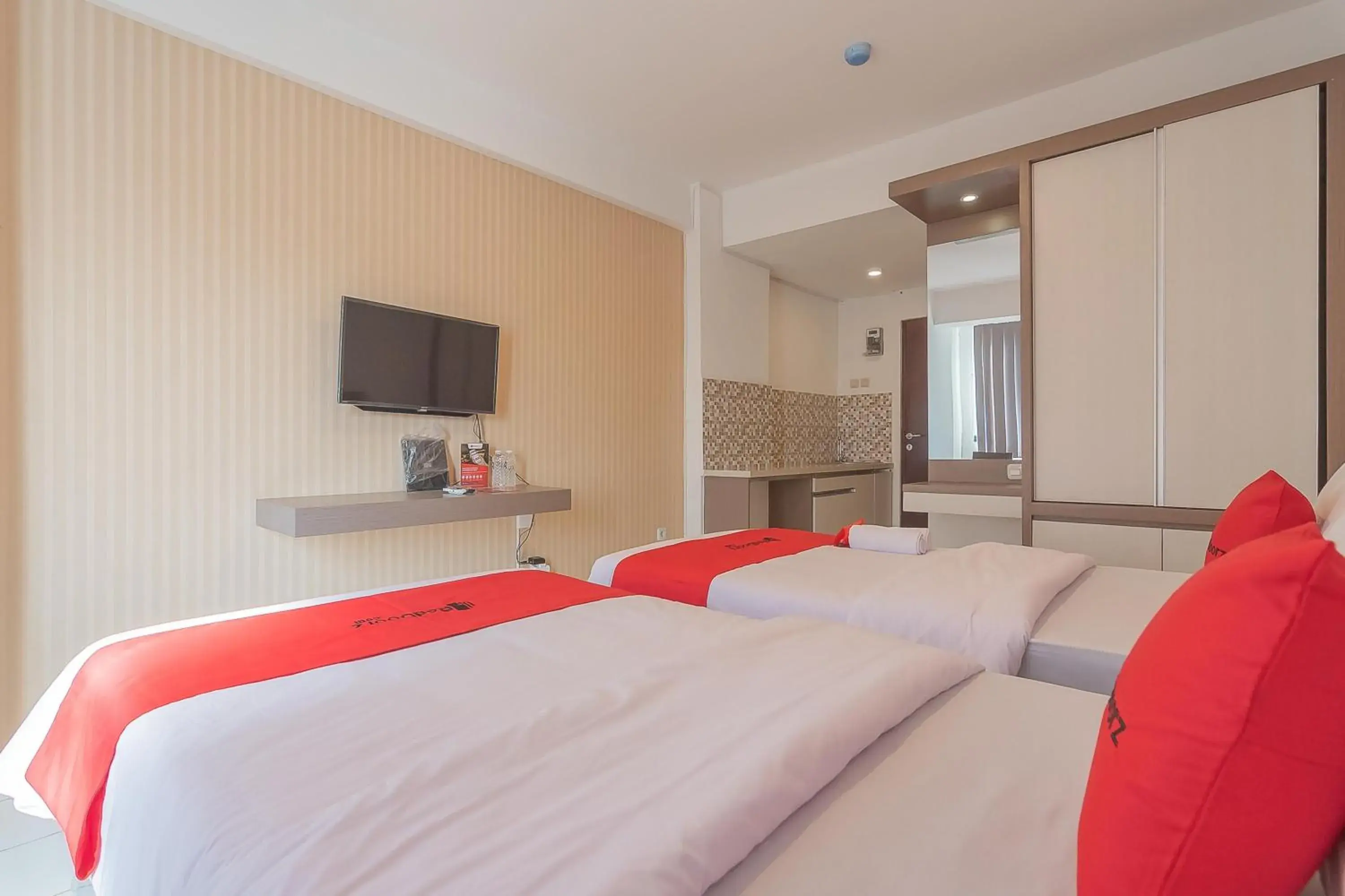 Bed in RedDoorz Apartment @ Emerald Towers Bandung