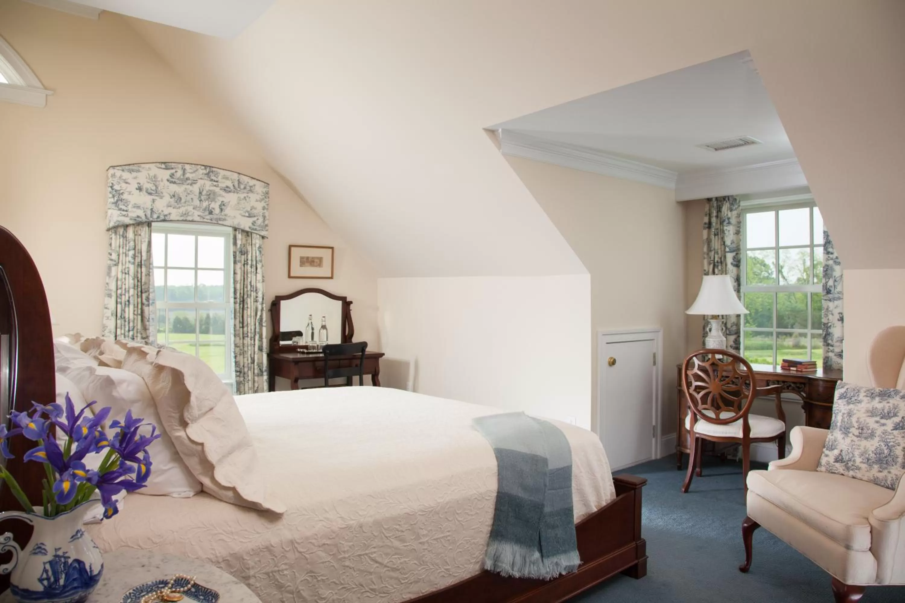 Bed in Inn at Warner Hall