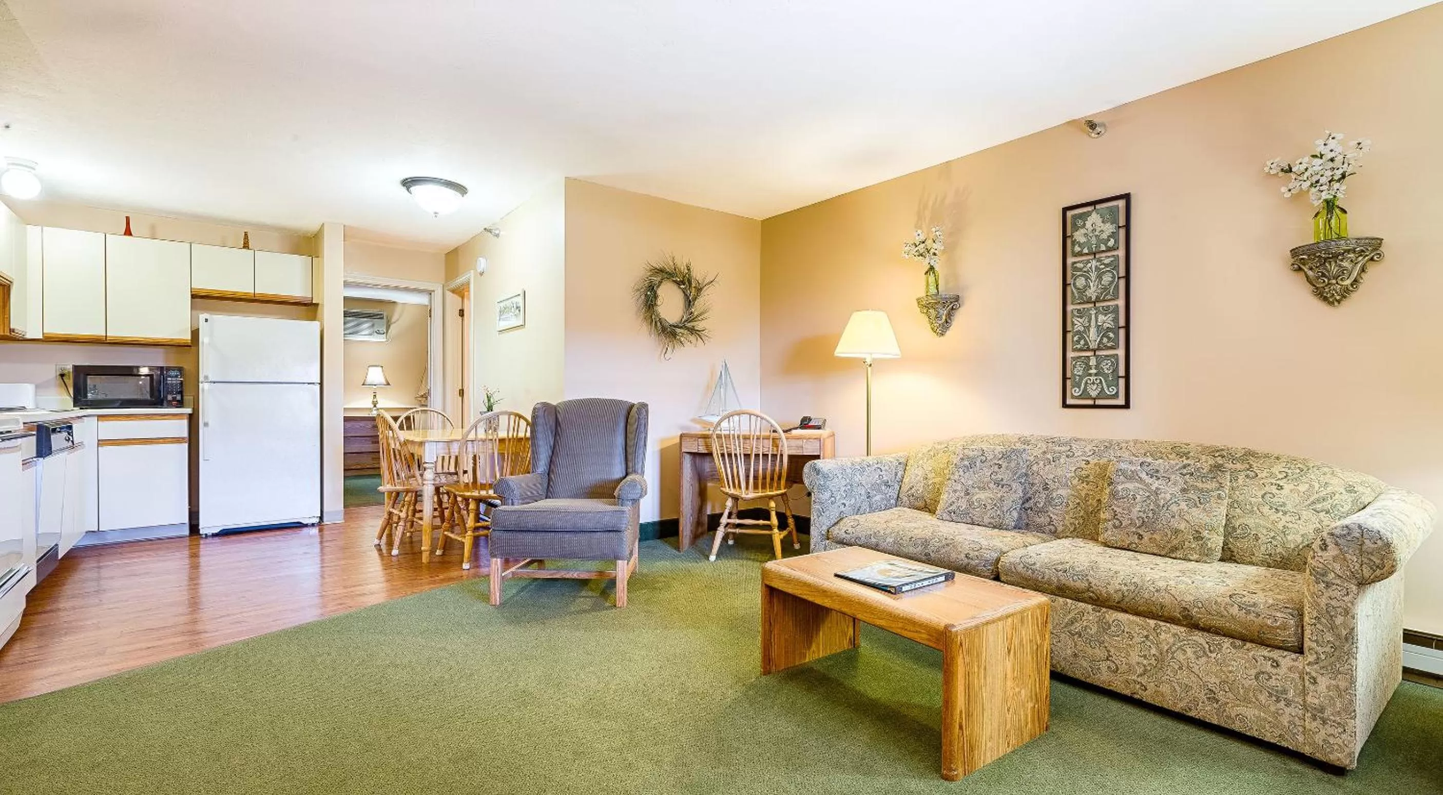 Kitchen or kitchenette, Seating Area in Misty Harbor Resort
