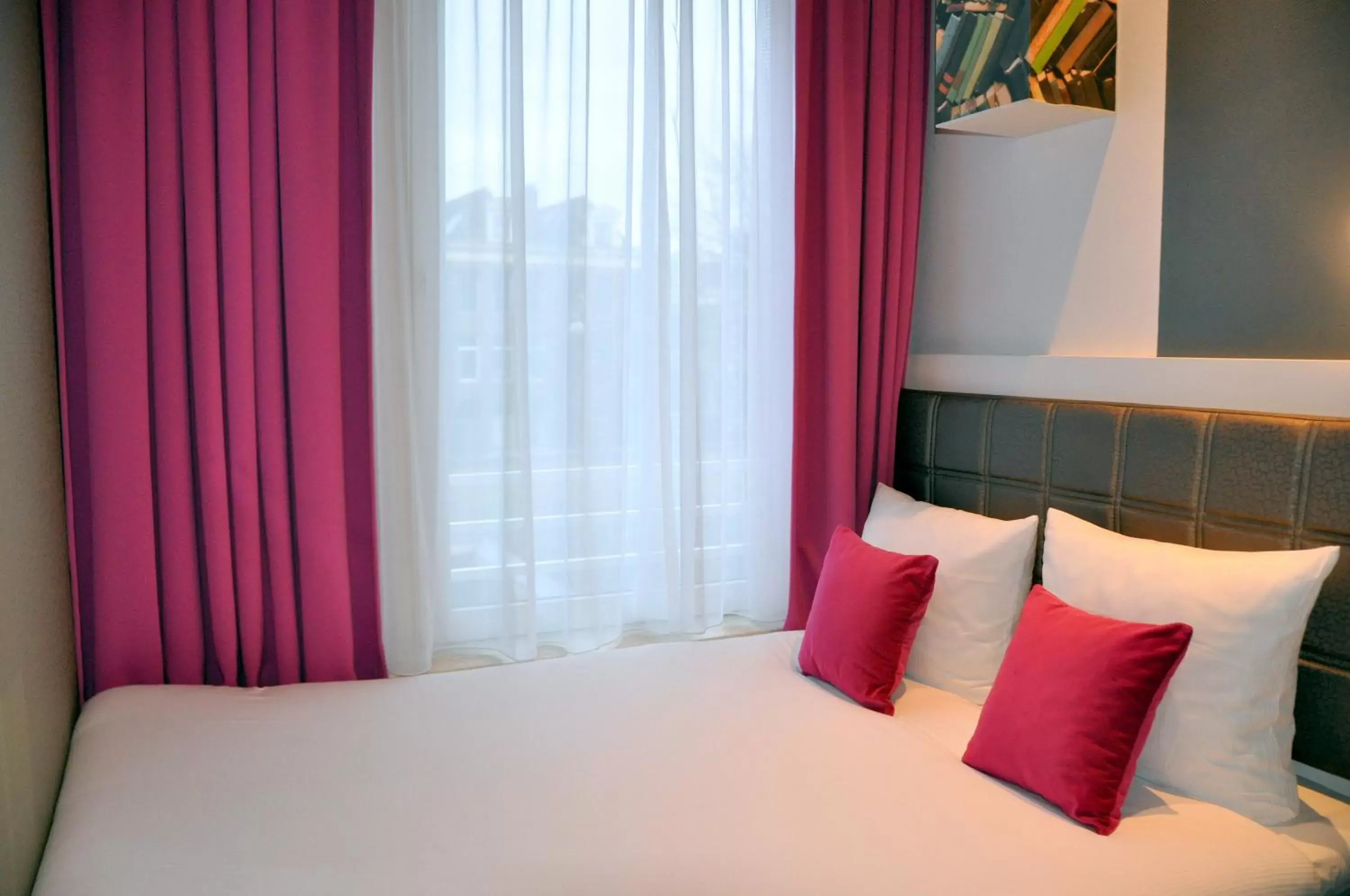 Bed in ibis Styles Amsterdam Amstel