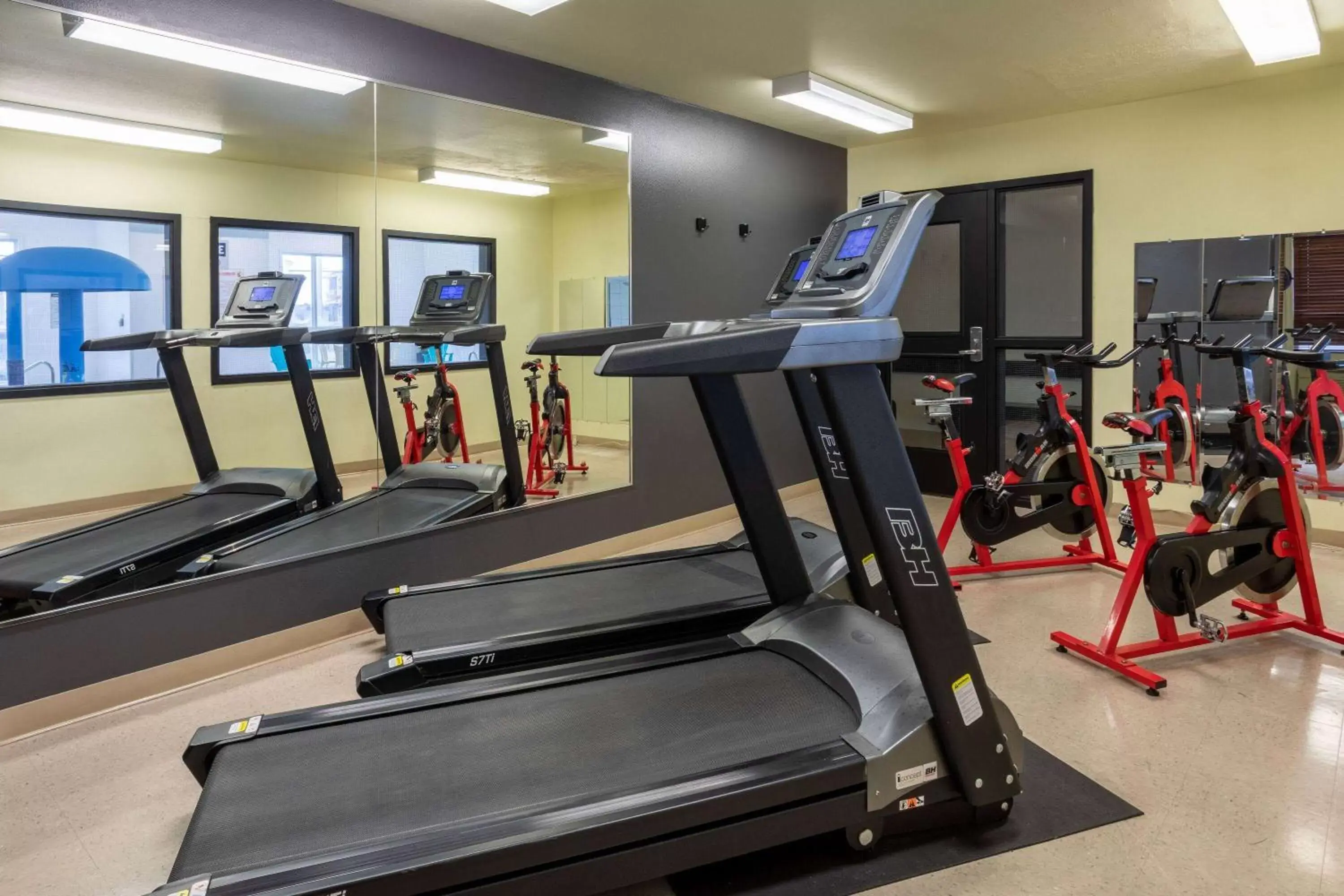 Fitness centre/facilities, Fitness Center/Facilities in Super 8 by Wyndham Quebec City