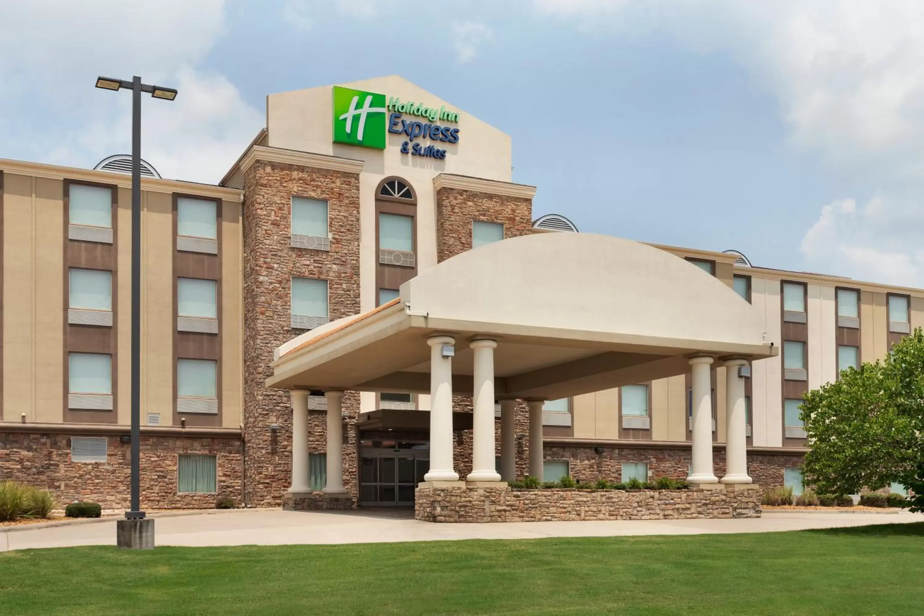 Property Building in Holiday Inn Express & Suites Searcy, an IHG Hotel