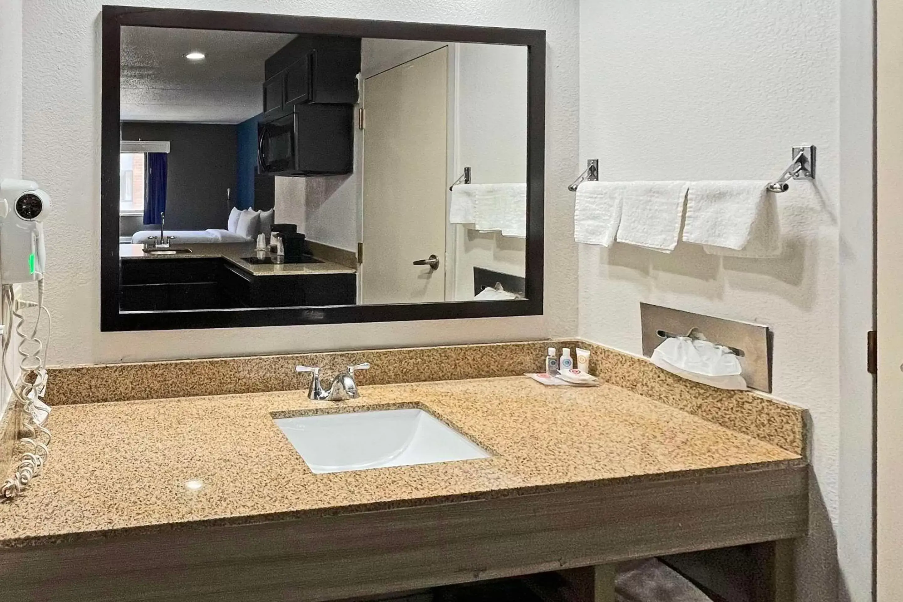Bedroom, Bathroom in Comfort Inn & Suites Mundelein-Vernon Hills