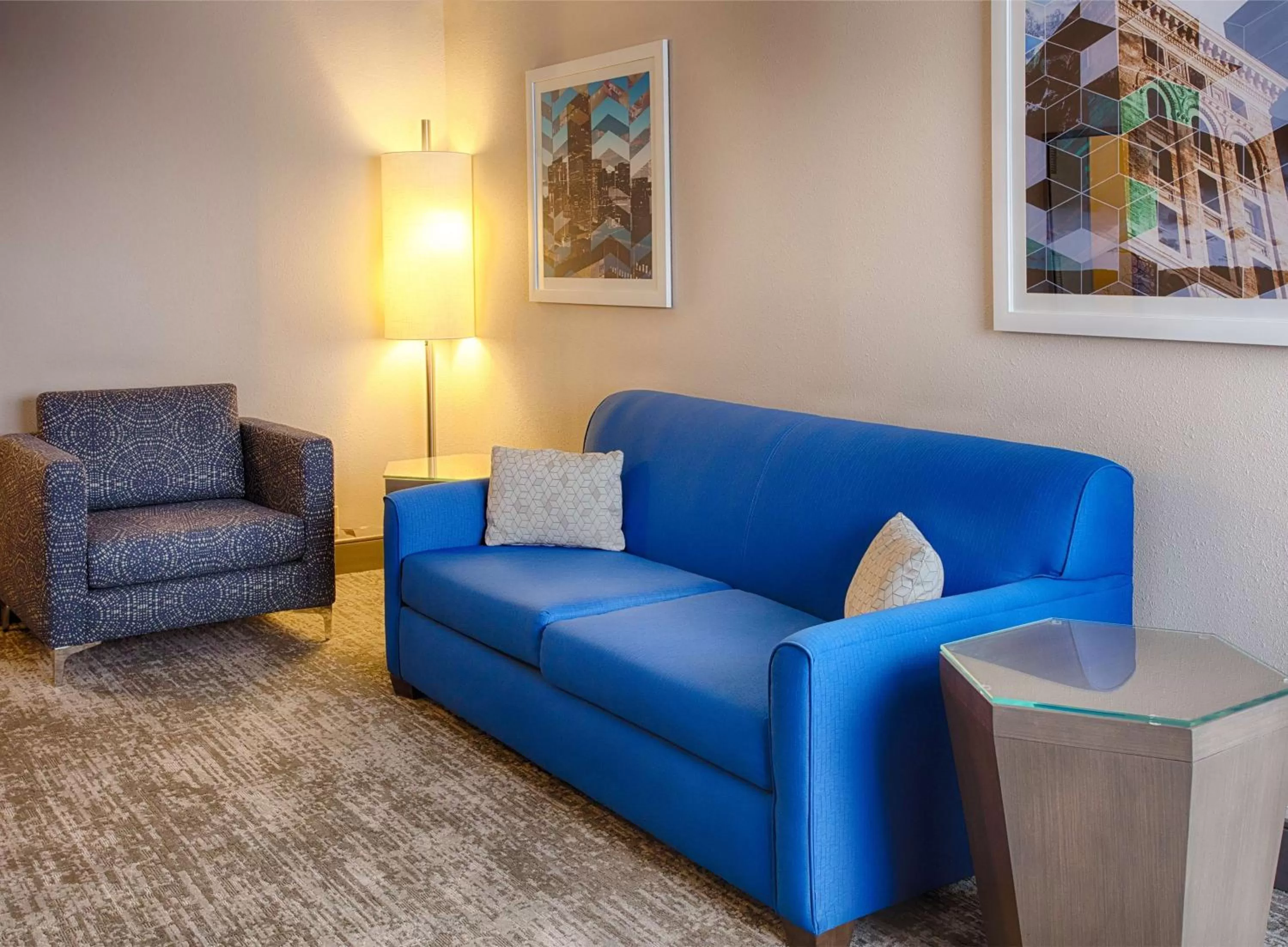 Living room in DoubleTree by Hilton Denver/Westminister