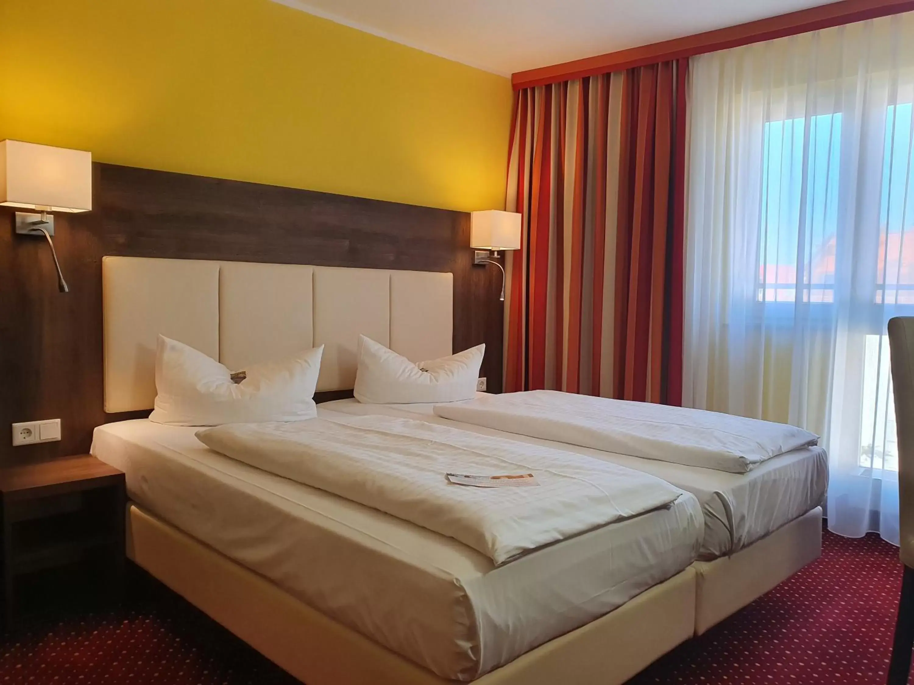 Bed in INVITE Hotel Nürnberg City