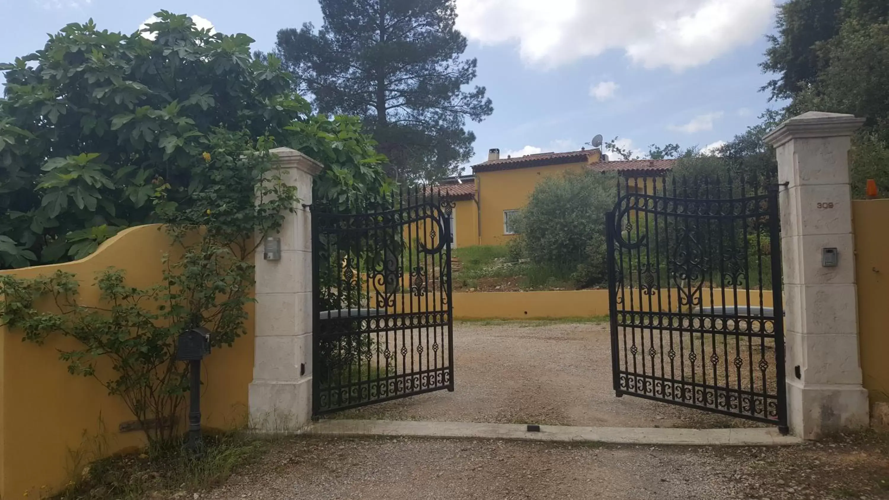 Facade/entrance in La Villa Provençale