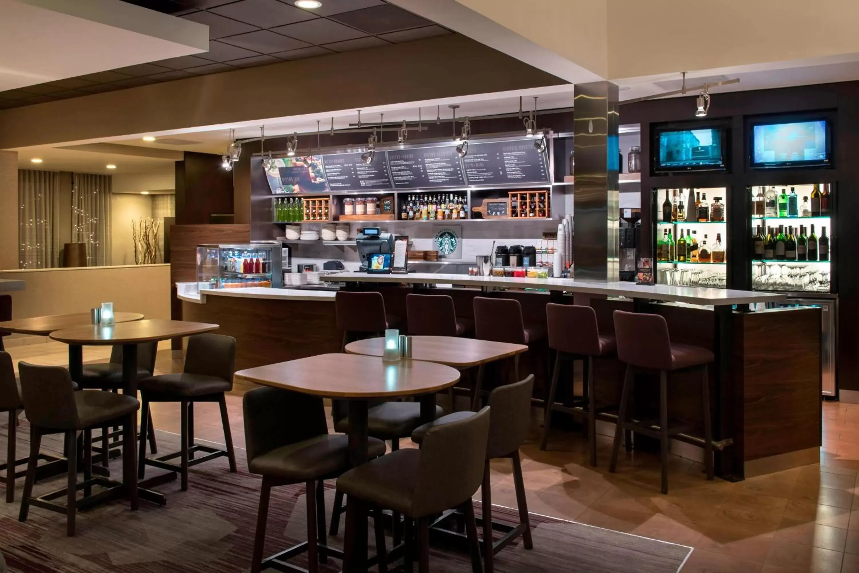 Restaurant/places to eat, Lounge/Bar in Courtyard by Marriott Chicago Waukegan / Gurnee