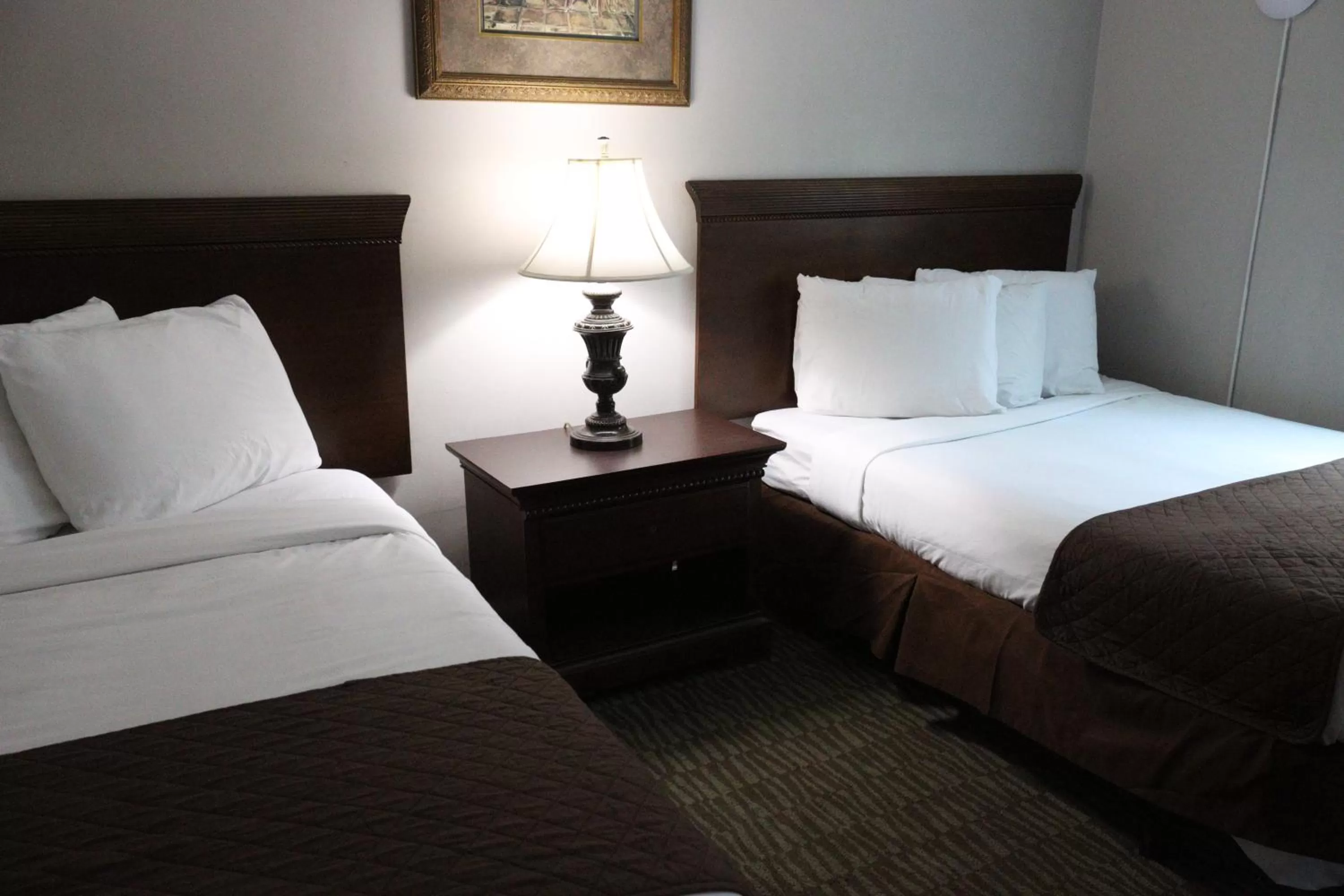 Bedroom in The Burgundy Inn Hotel and Apartments