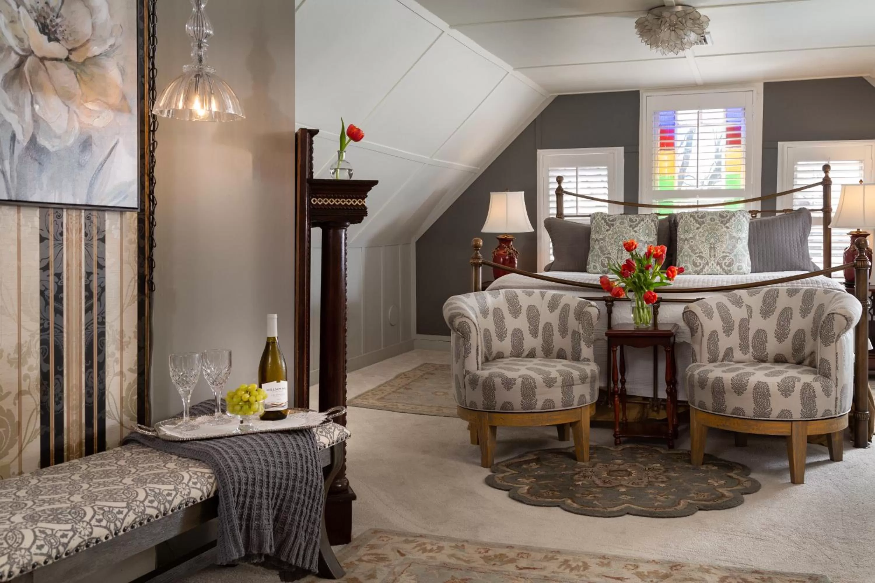 Bed, Seating Area in White Doe Inn Bed & Breakfast