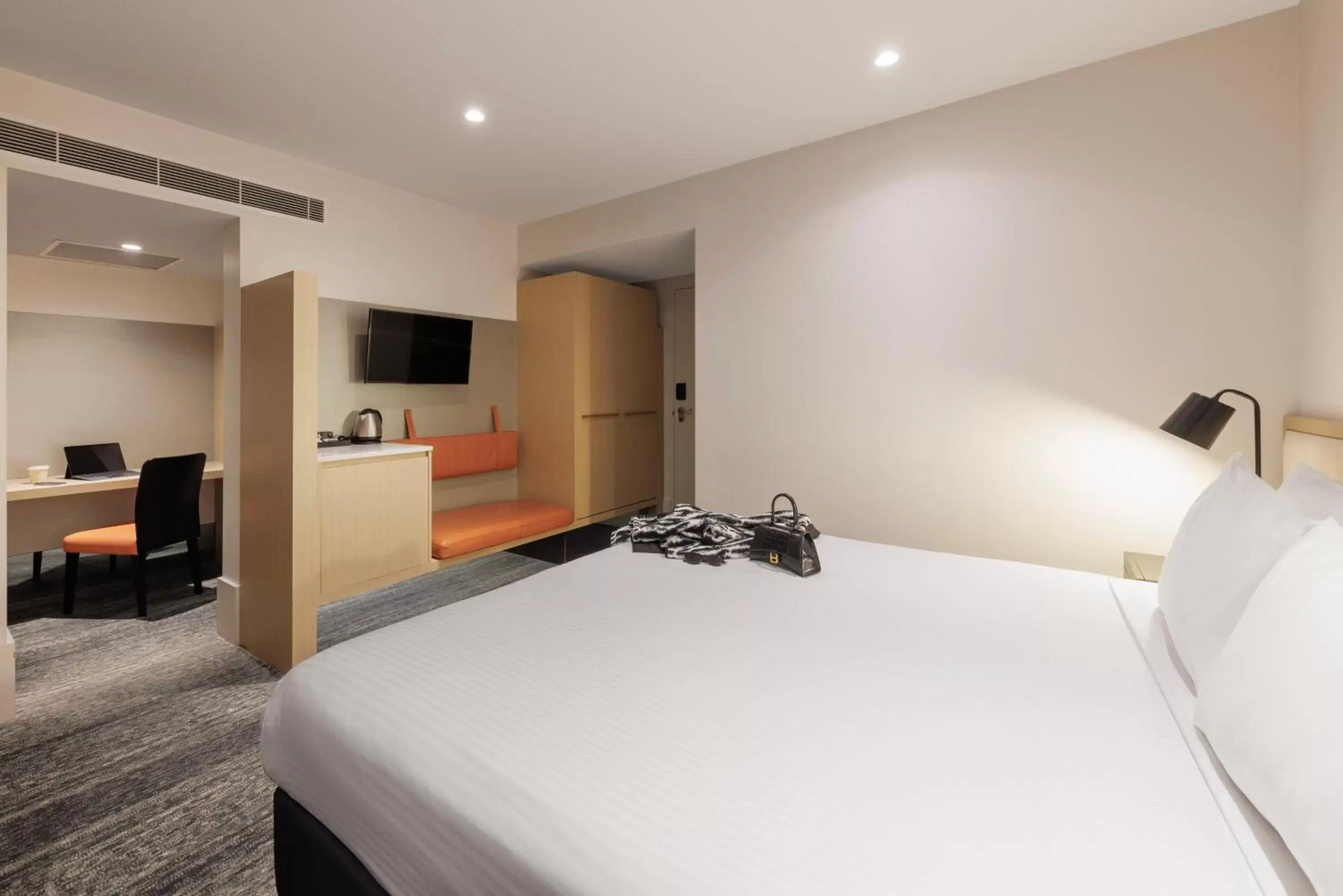 TV and multimedia, Bed in Brady Hotels Central Melbourne