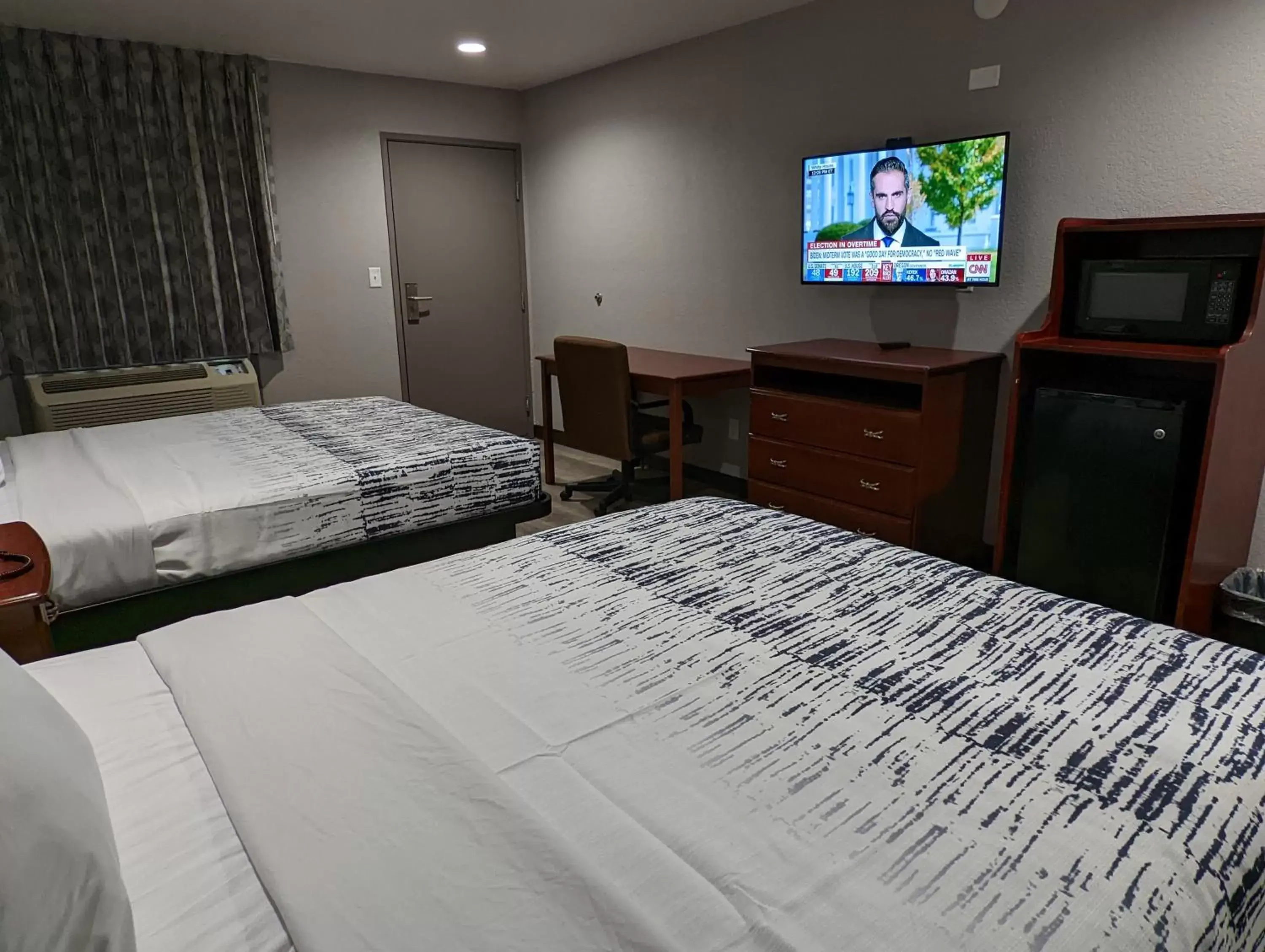 Property building, Bed in OKC Hotel