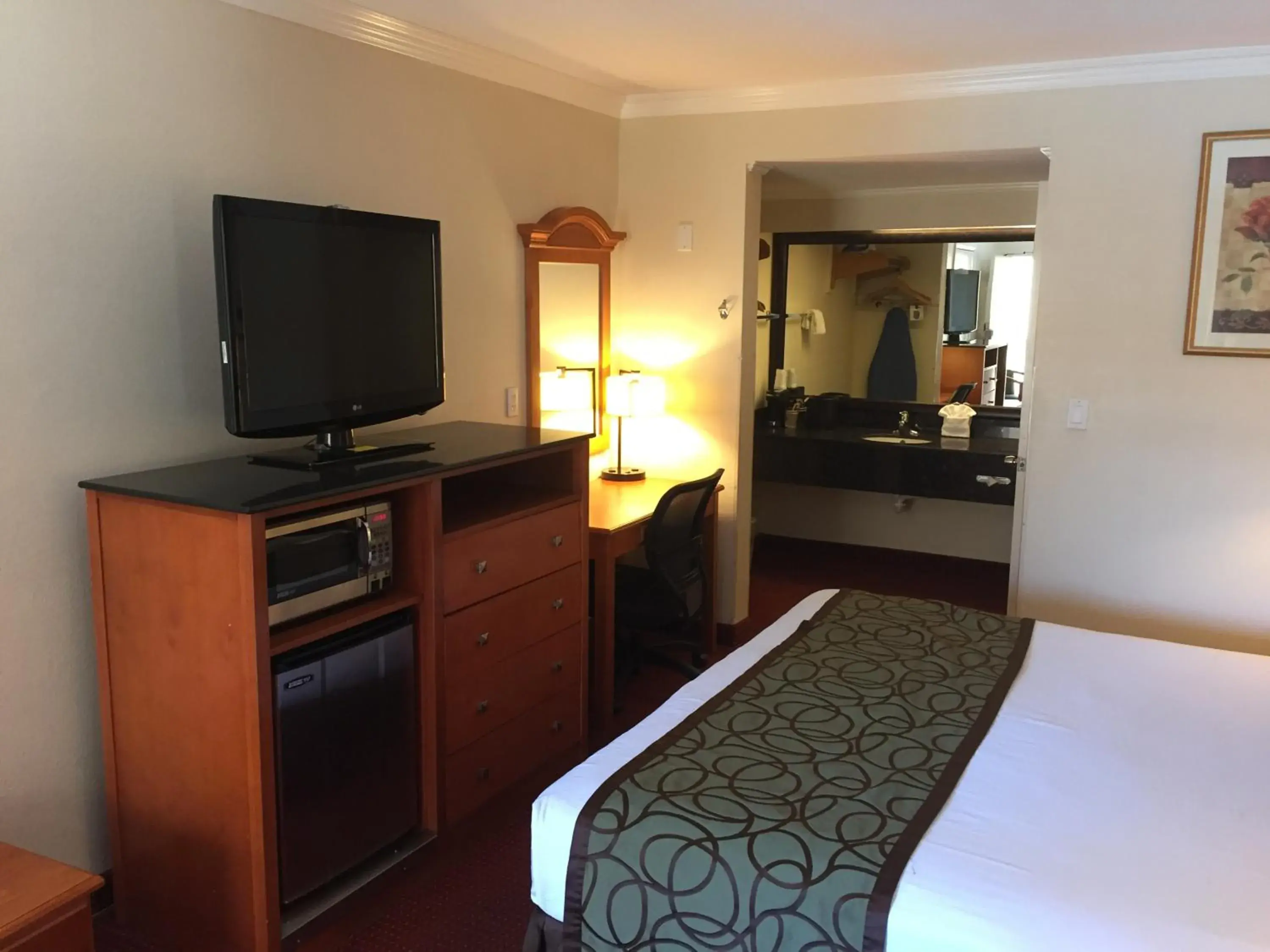 Photo of the whole room, Bed in Chula Vista Inn