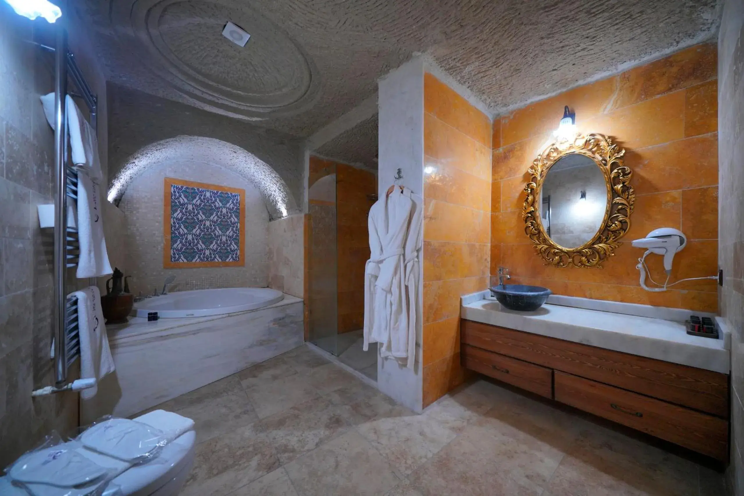 Shower, Bathroom in Holiday Cave Hotel