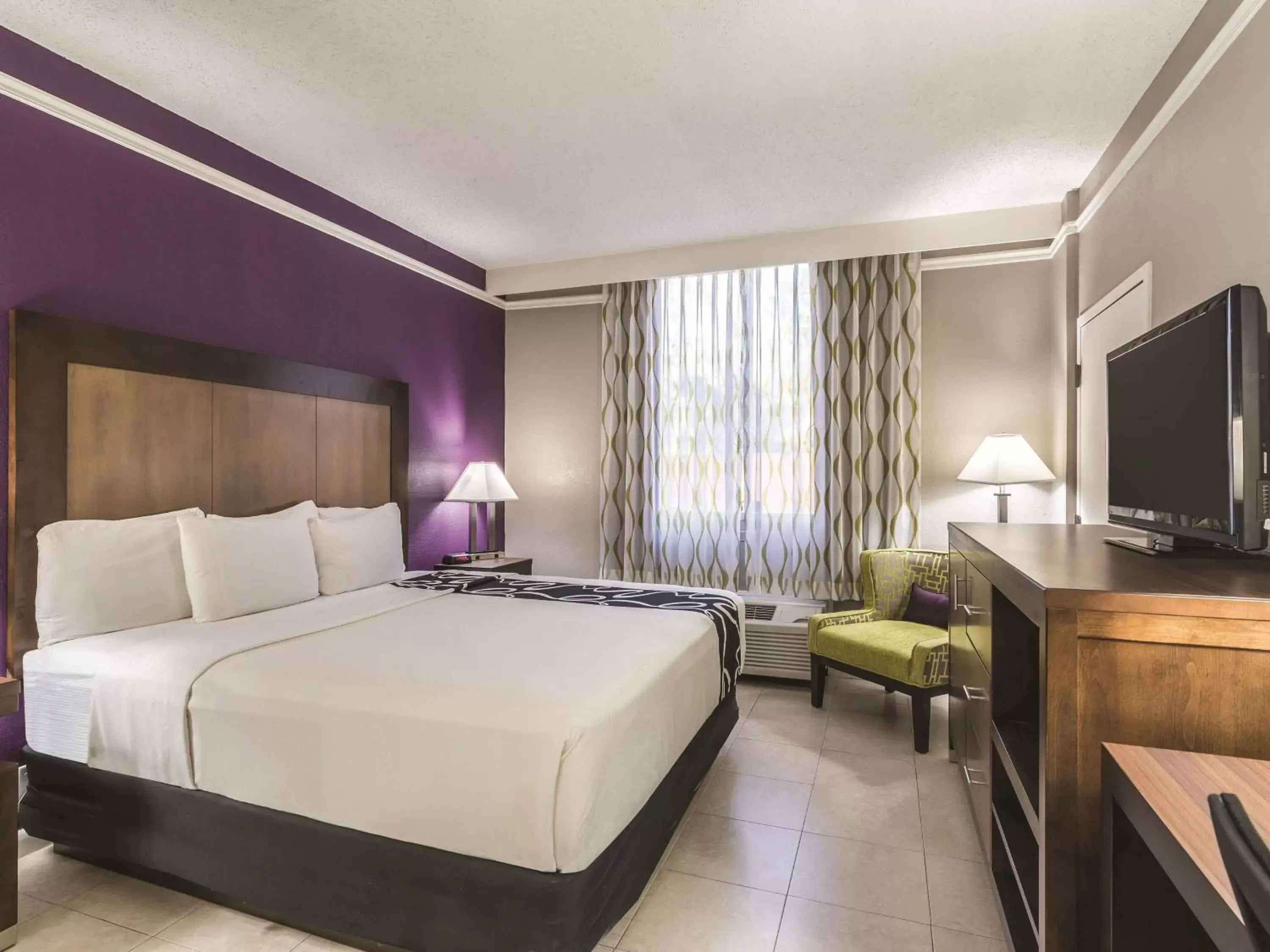 Photo of the whole room, Bed in La Quinta Inn by Wyndham Jupiter