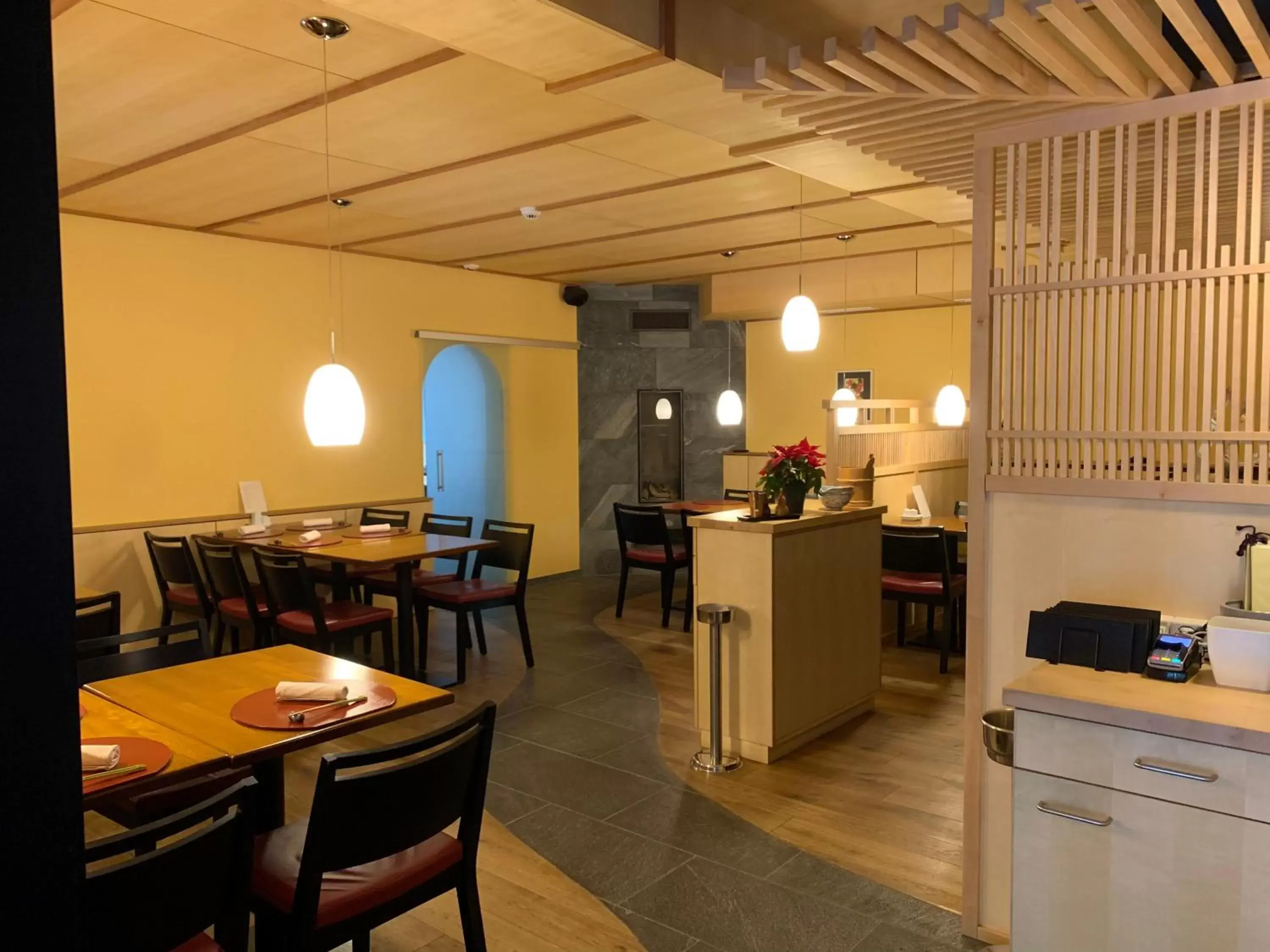 Restaurant/Places to Eat in Hôtel Ecureuil Villars