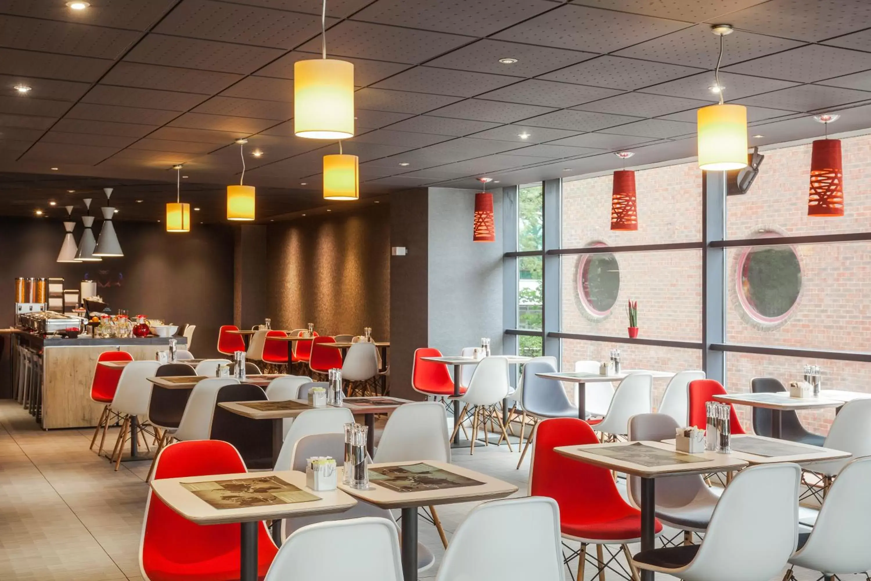 Restaurant/Places to Eat in ibis London Wembley