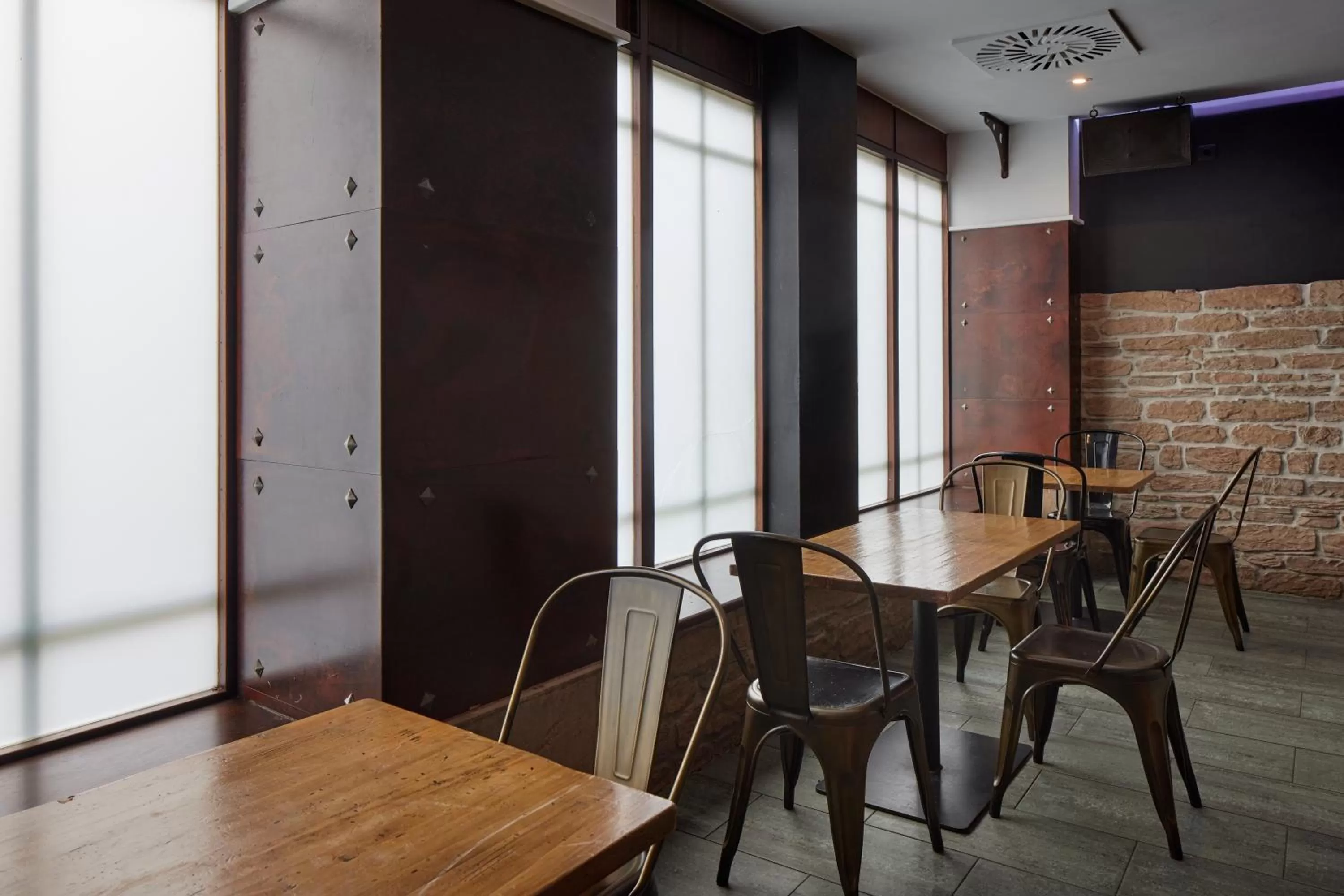 Dining area in IRAIPE Ongi Hotel Auto Check-in