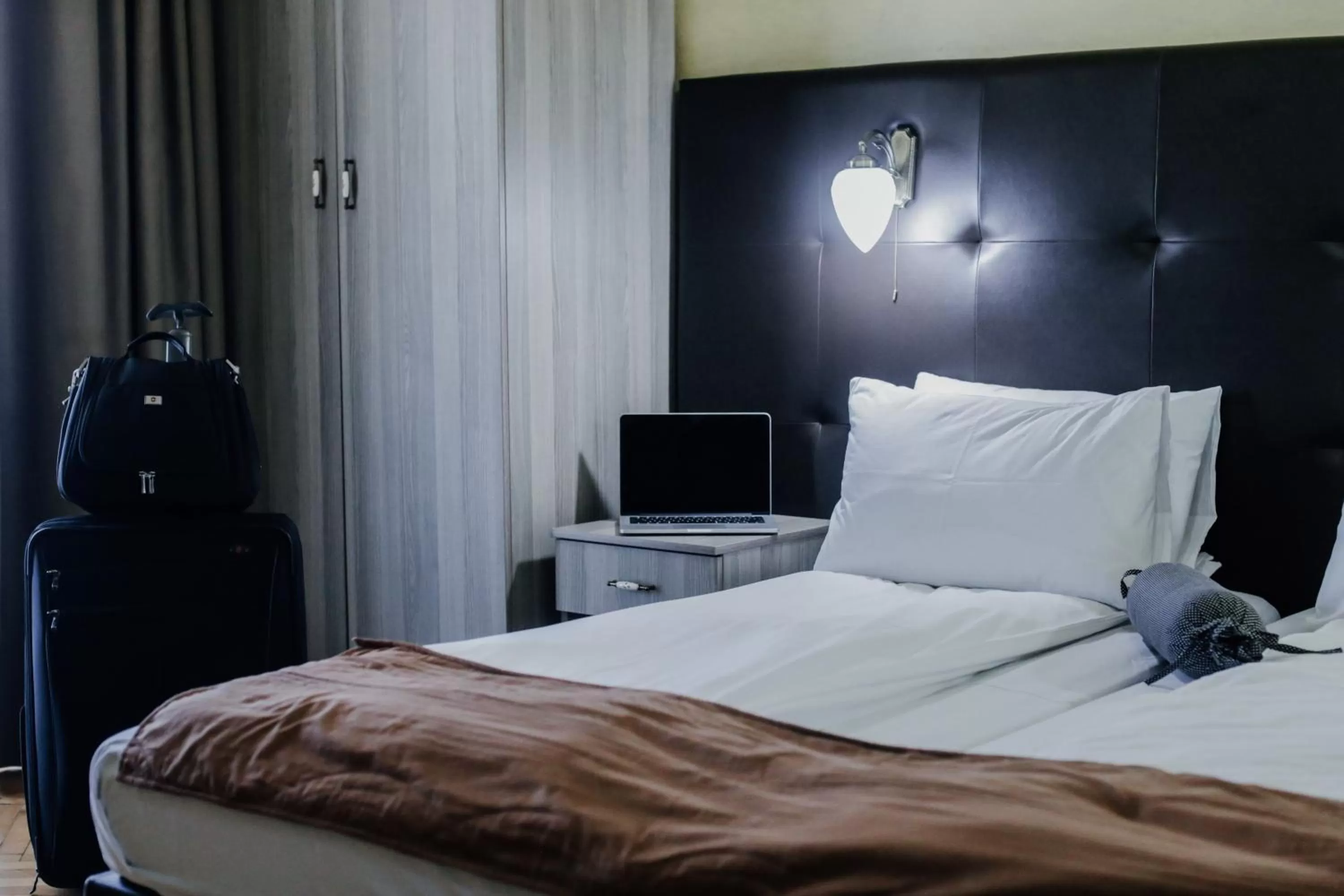 Communal lounge/ TV room, Bed in Hotel Fontana