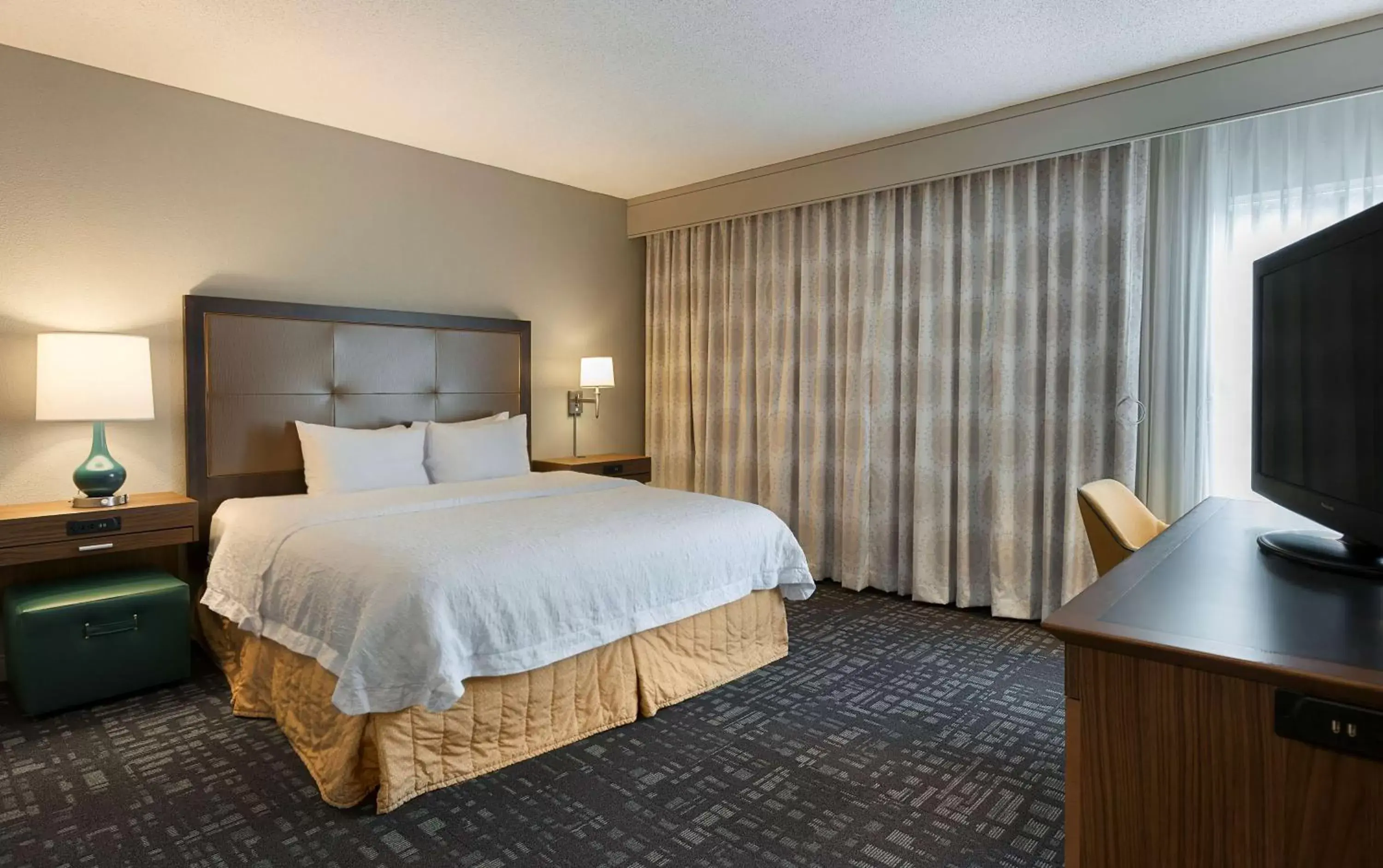 Bed in Hampton Inn & Suites Charlotte/Pineville