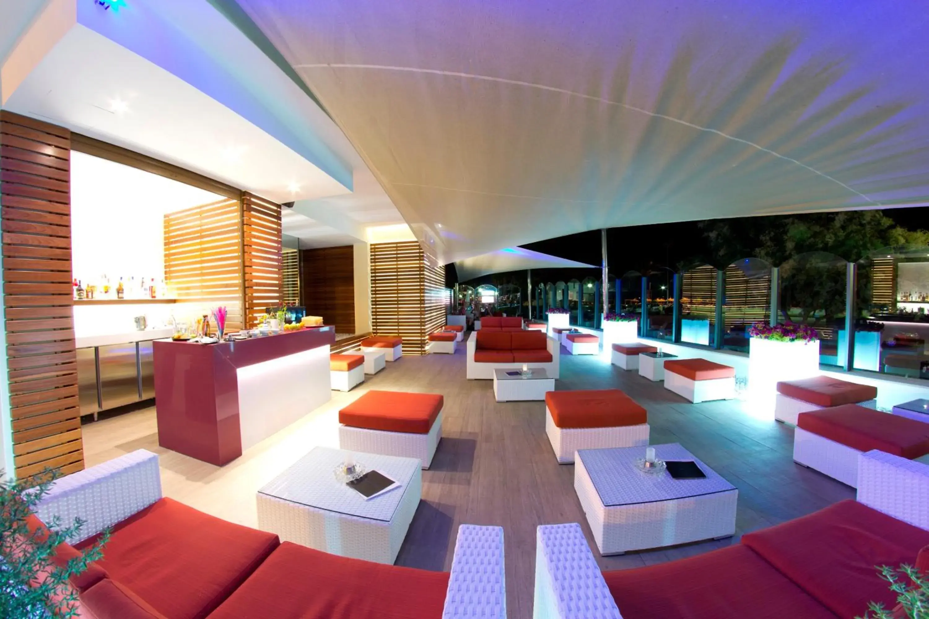 Lounge or bar, Swimming Pool in Sentido Castell de Mar