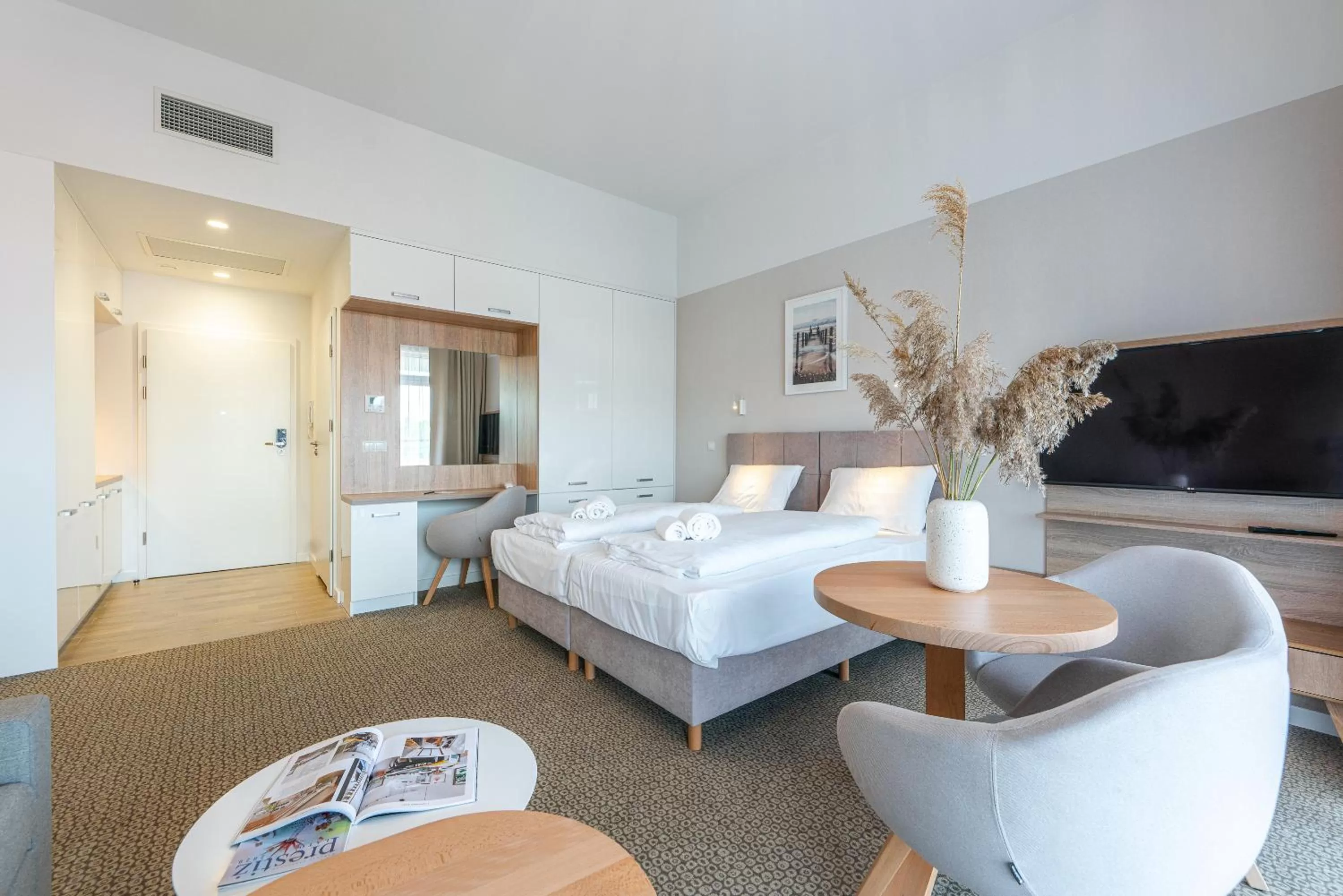 Living room, Bed in Molo Park Aparthotel