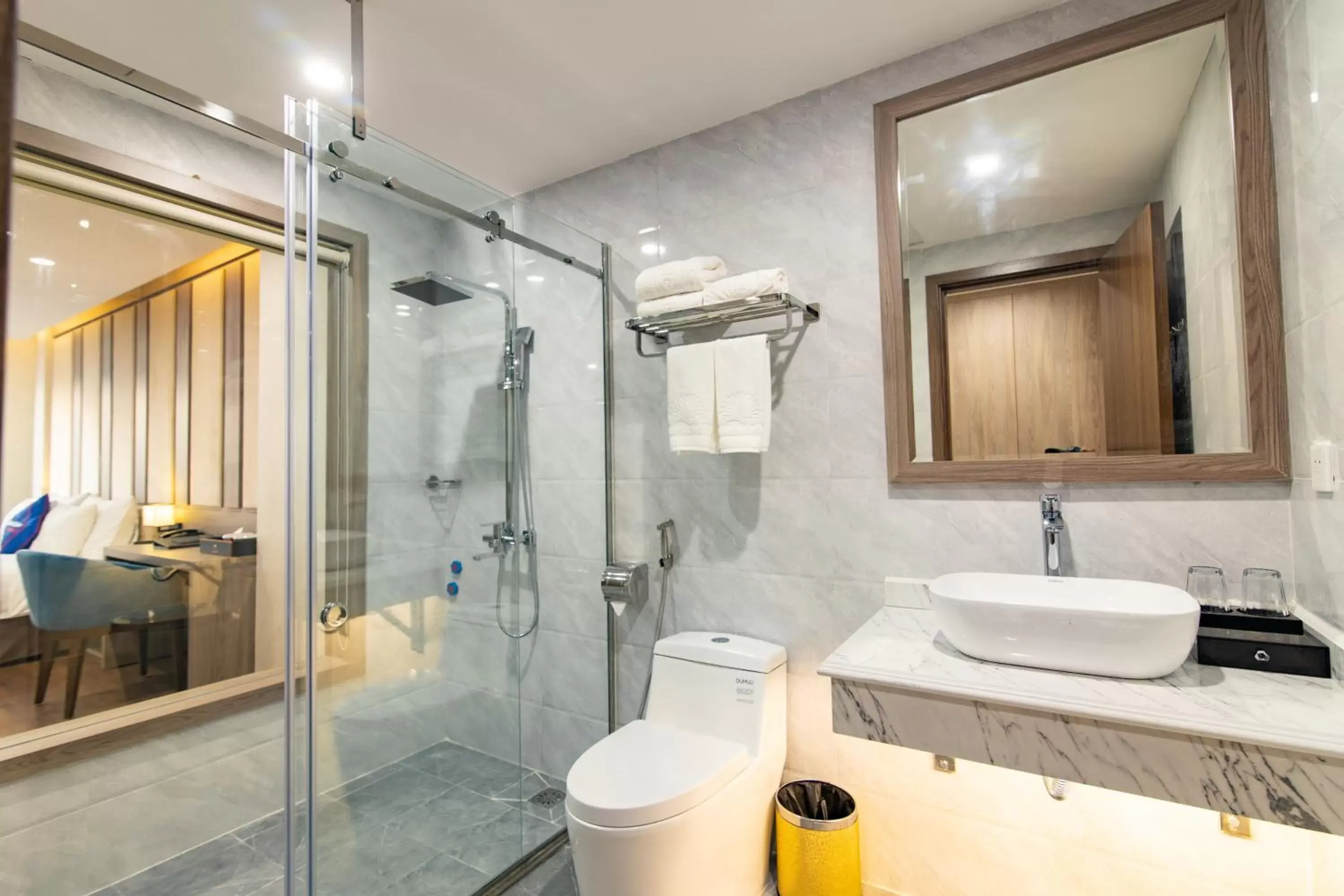 Shower in Sunshine Hotel Móng Cái Shower in Sunshine Hotel Móng Cái