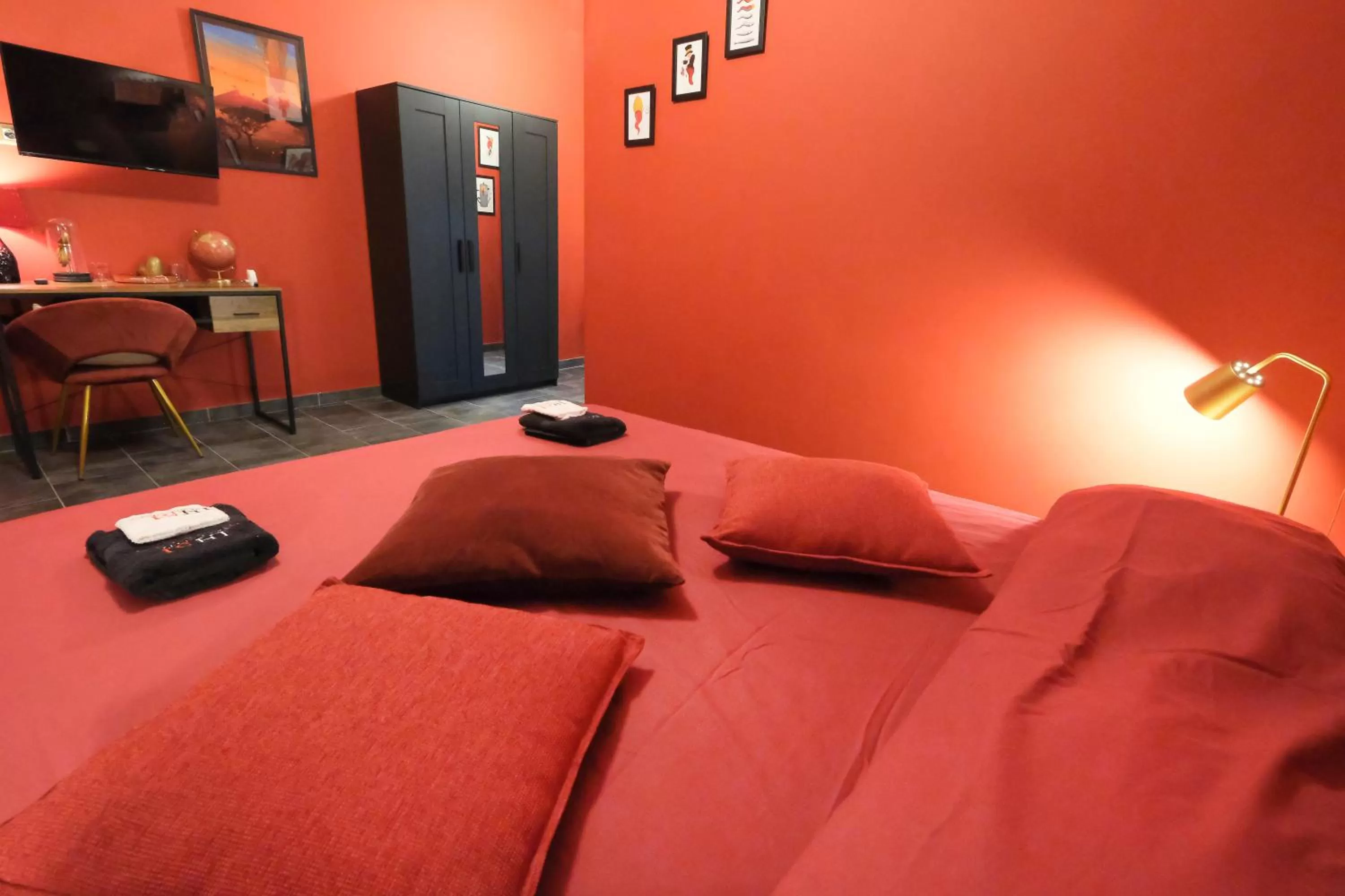 Bedroom, Bed in LH51 B&B