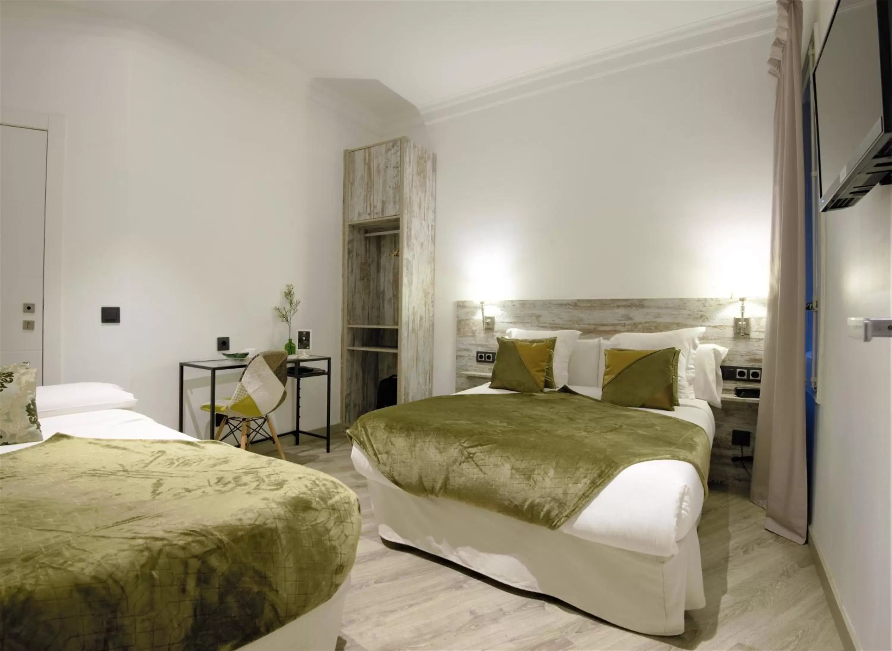 Photo of the whole room, Bed in DreamKeys Barcelona City