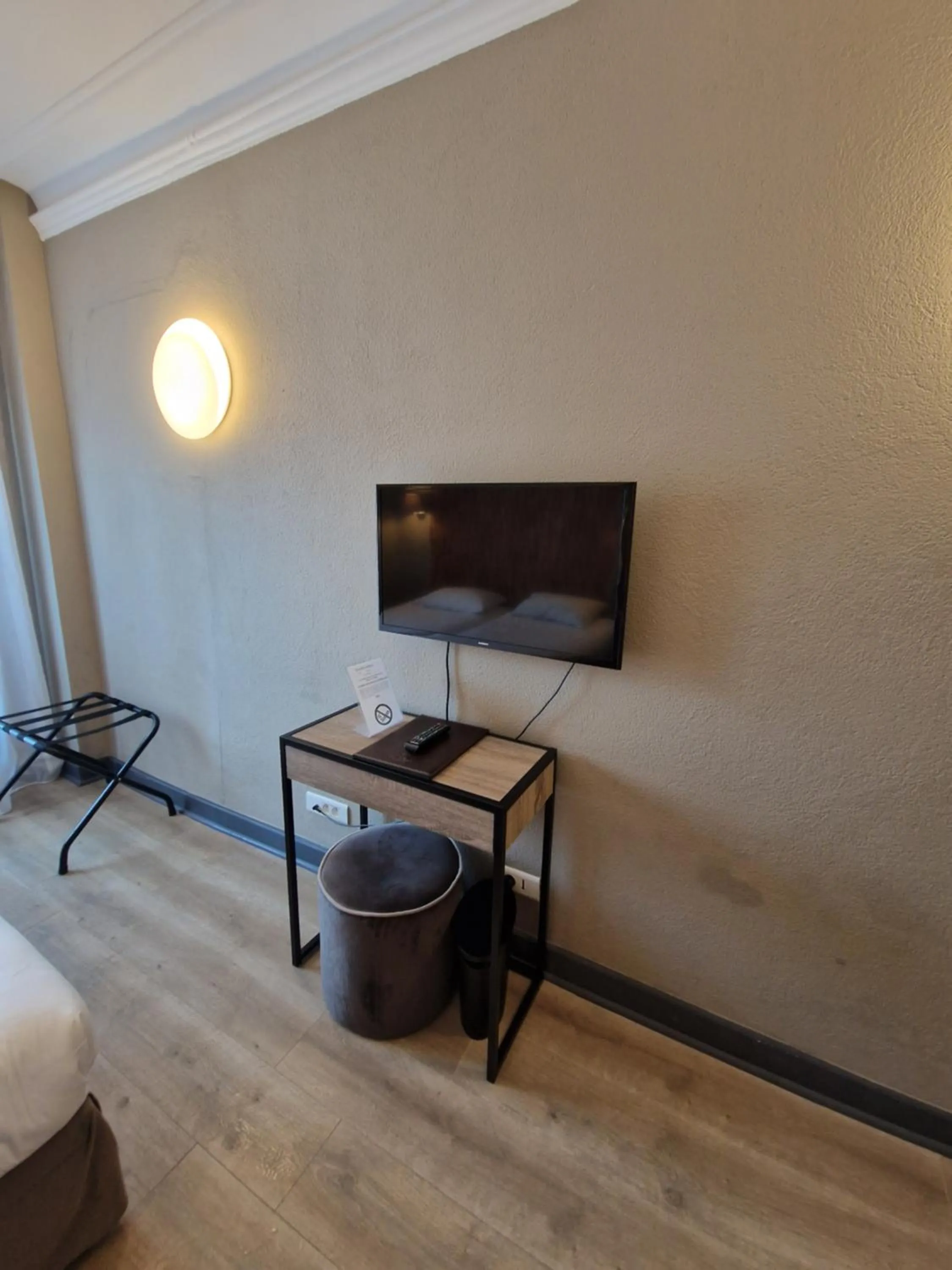 TV and multimedia in Hôtel La Villa Tosca