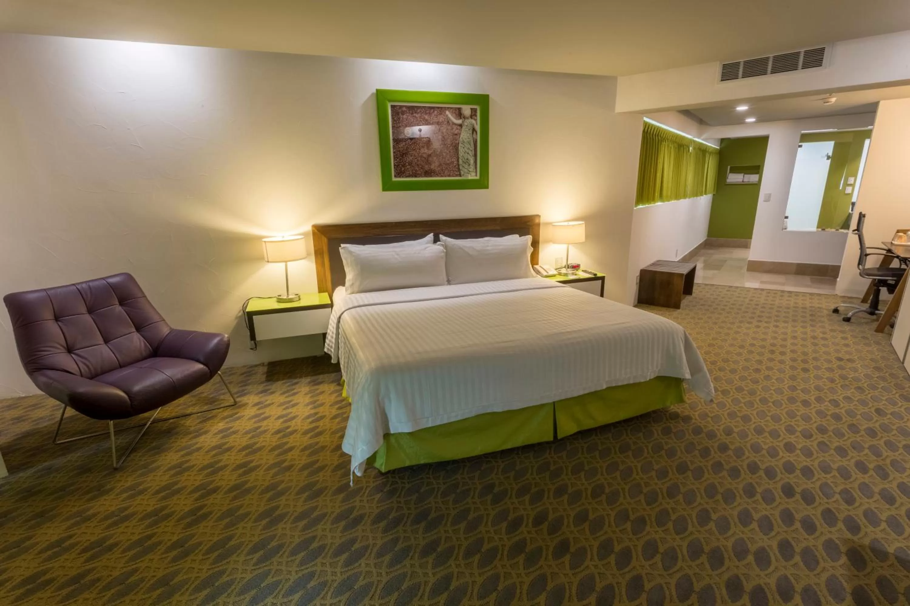 Photo of the whole room, Bed in Holiday Inn Queretaro Zona Krystal by IHG