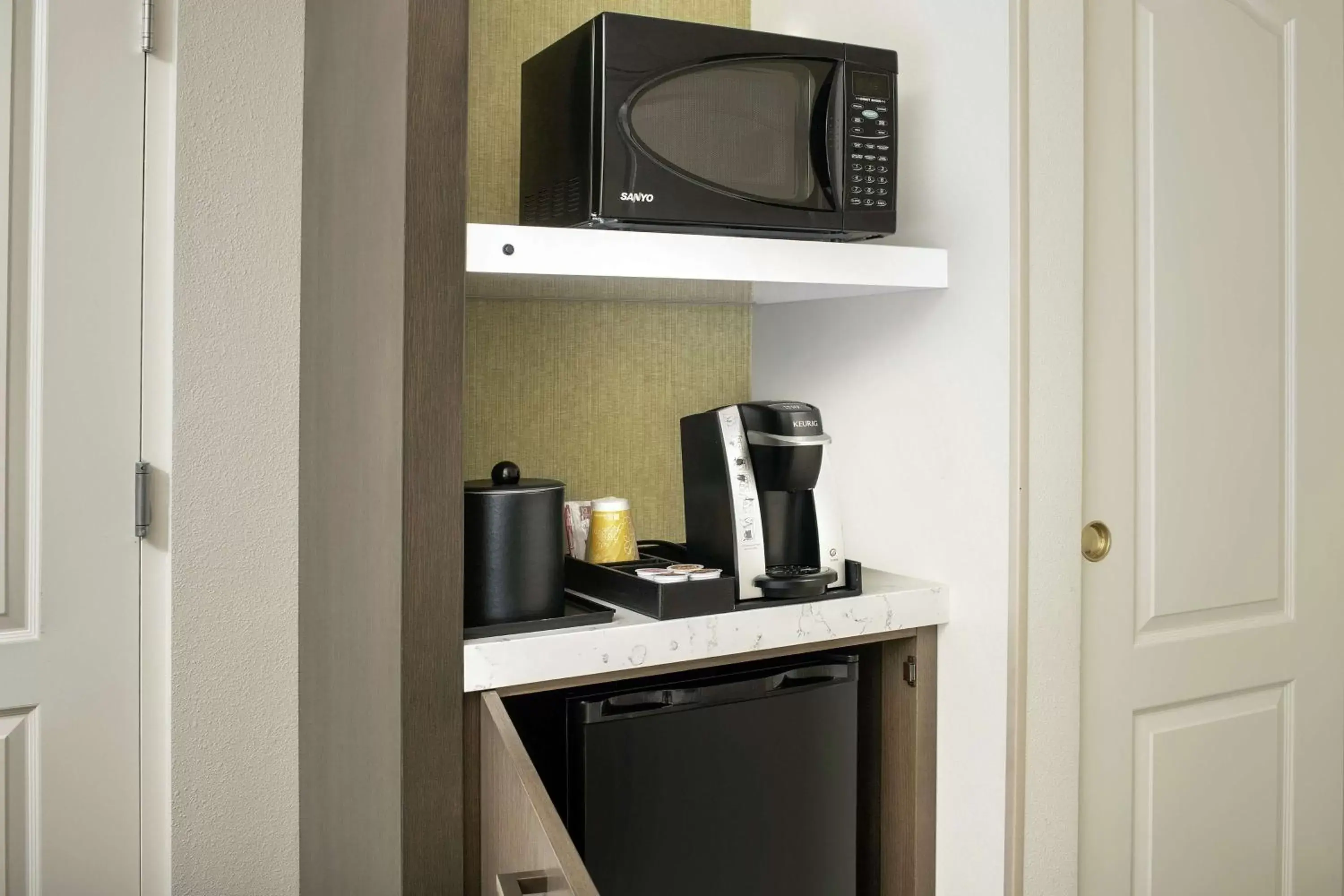 Bedroom, Kitchen/Kitchenette in Hilton Garden Inn Frederick