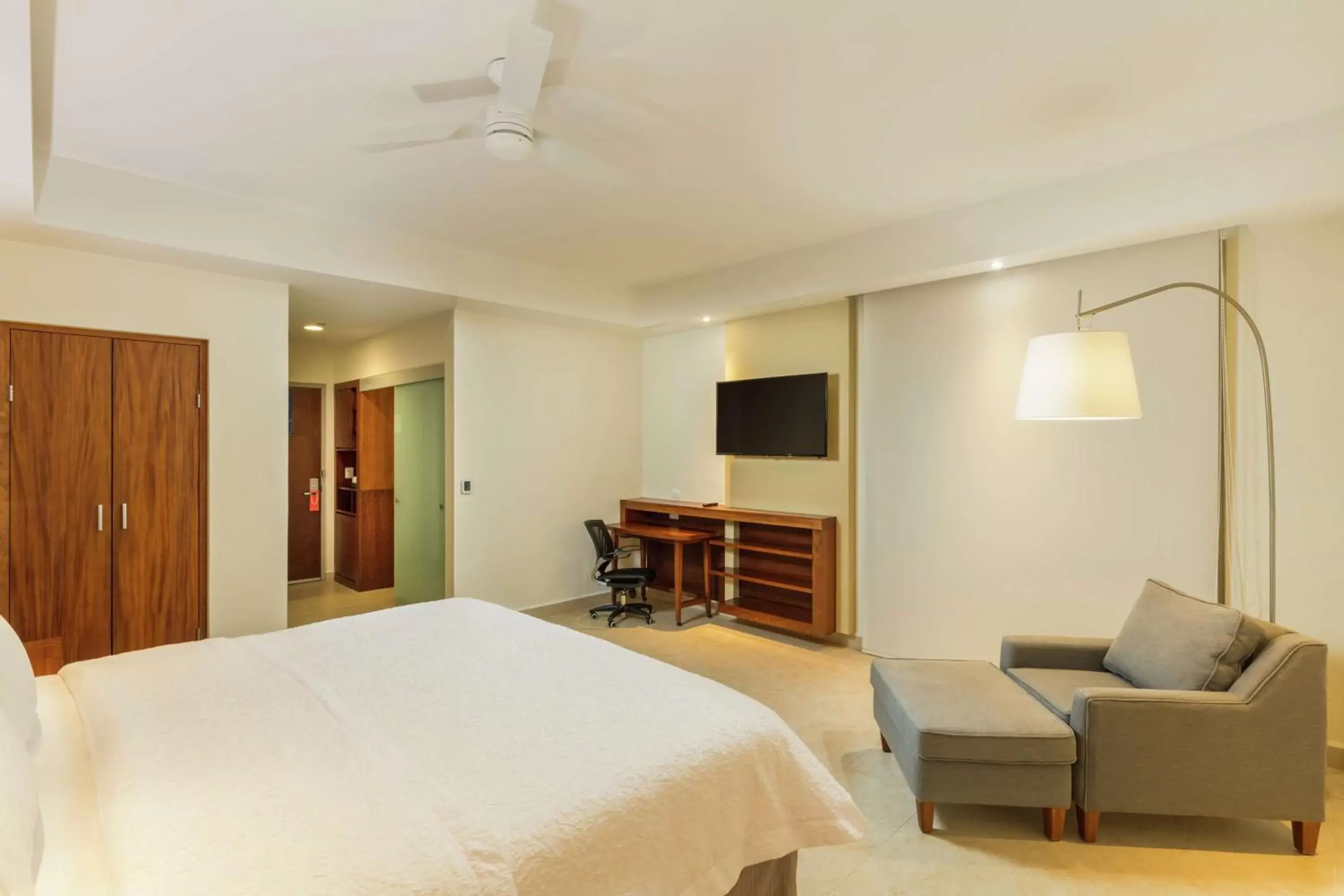 Bedroom, TV/Entertainment Center in Hampton Inn & Suites by Hilton Los Cabos