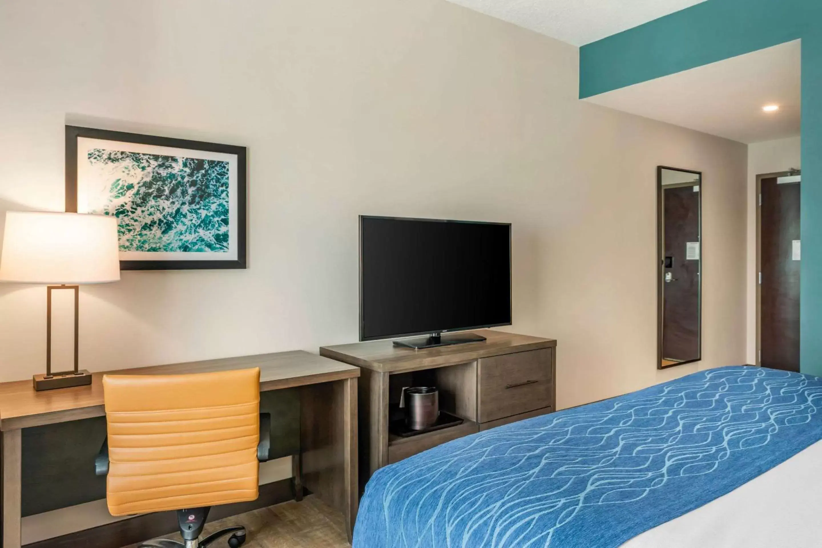 Photo of the whole room, TV/Entertainment Center in Comfort Inn & Suites Miami International Airport