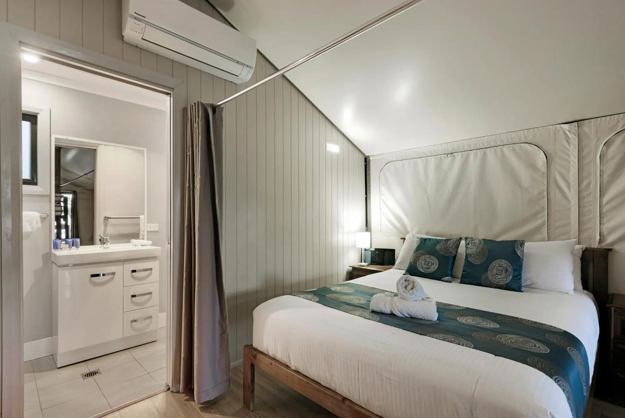 Bedroom, Bed in Discovery Parks - Dubbo