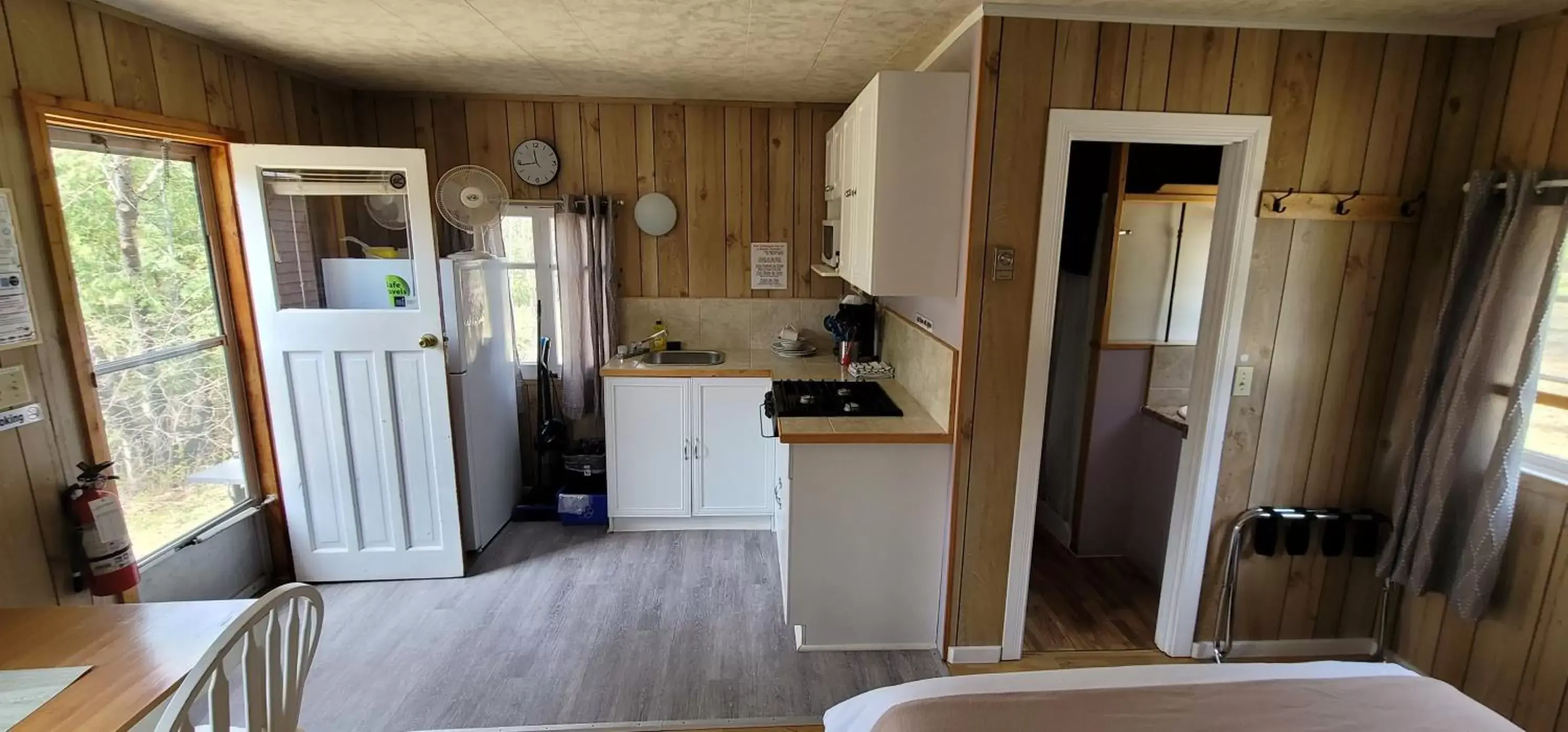 Kitchen/Kitchenette in Parkway Cottage Resort and Trading Post