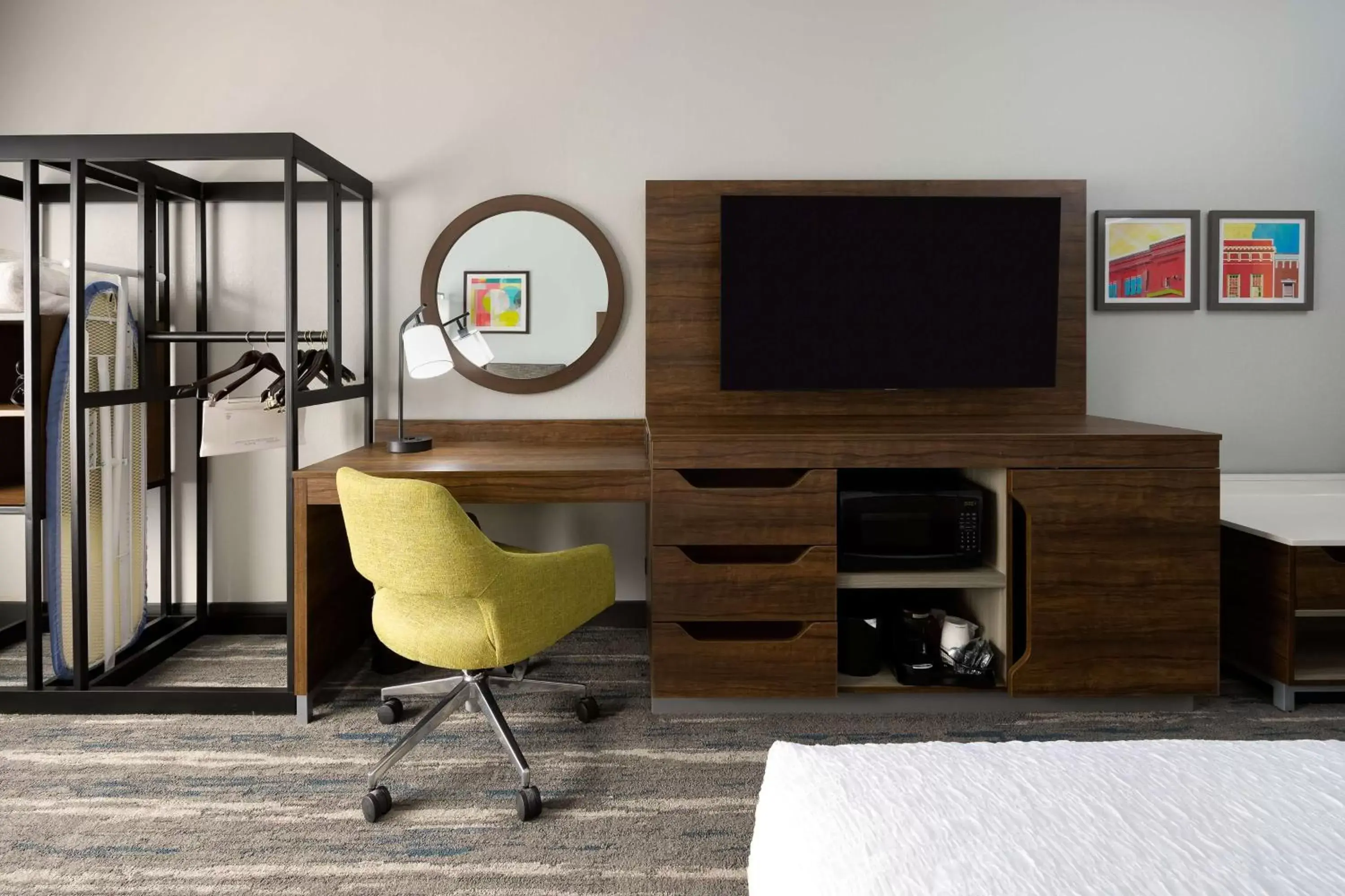Bedroom, TV/Entertainment Center in Hampton Inn & Suites Alpharetta Roswell